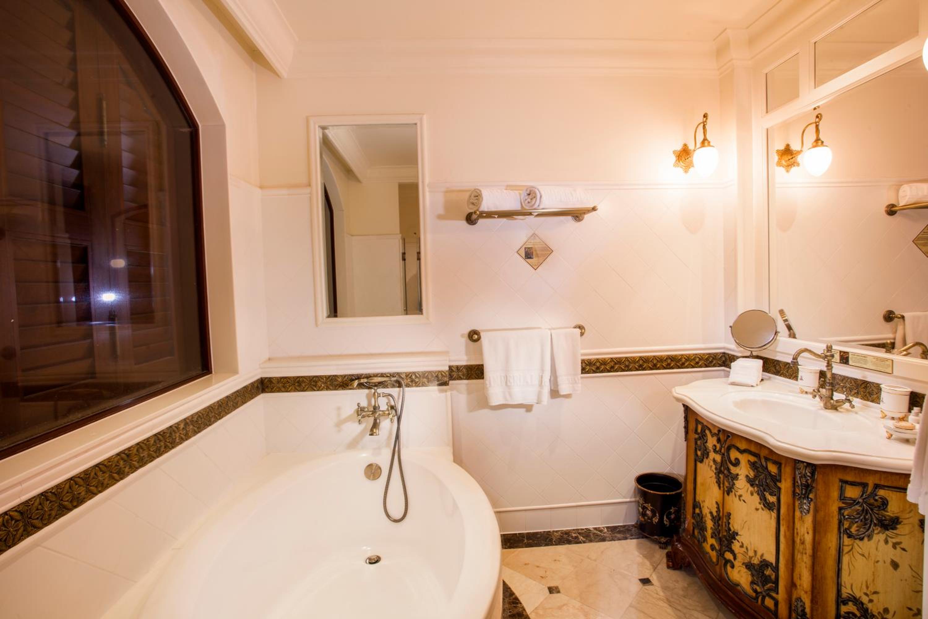 Heritage Imperial Suite - Photo 6