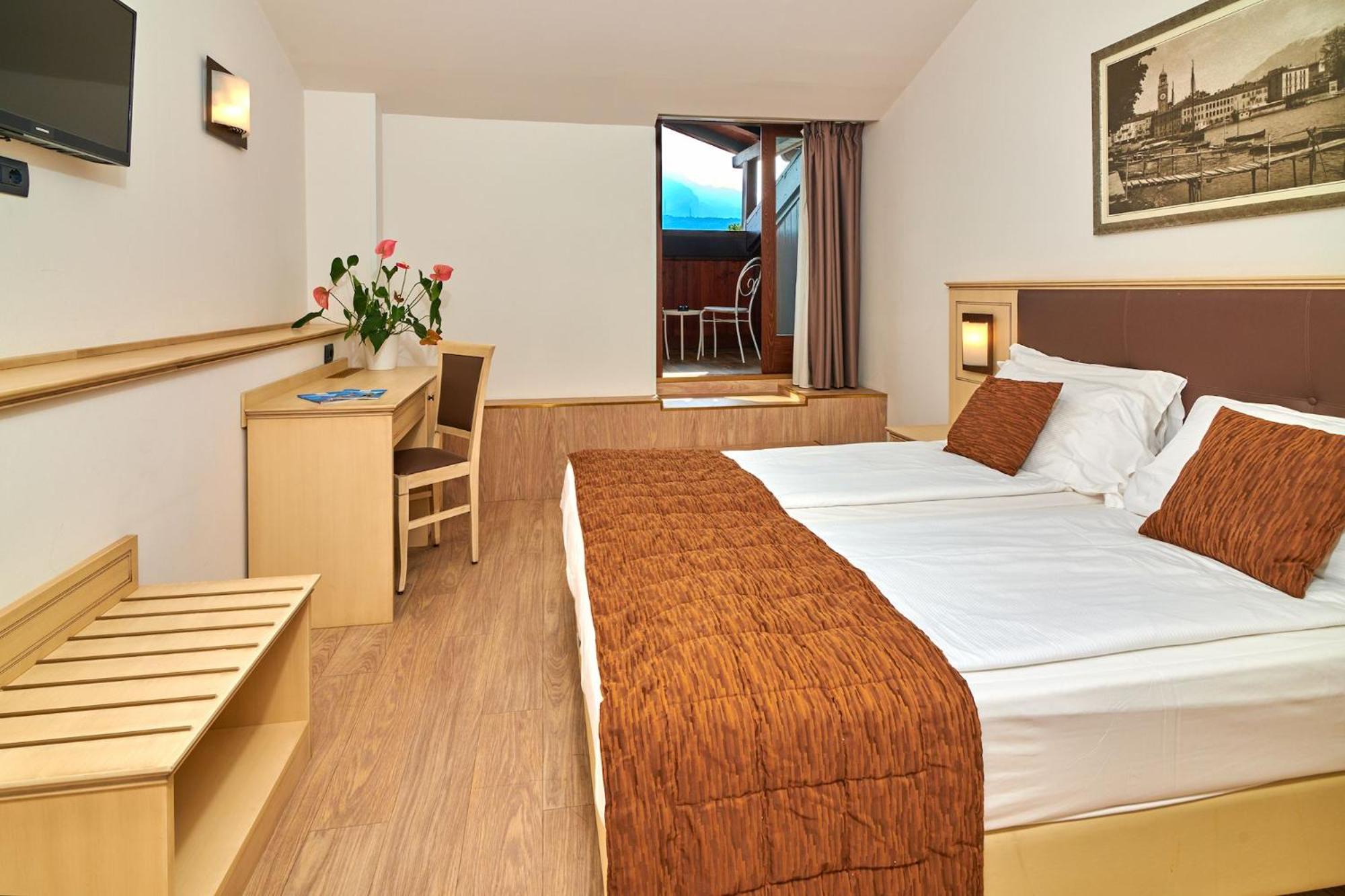 Superior Double or Twin Room with Lake View photo 2