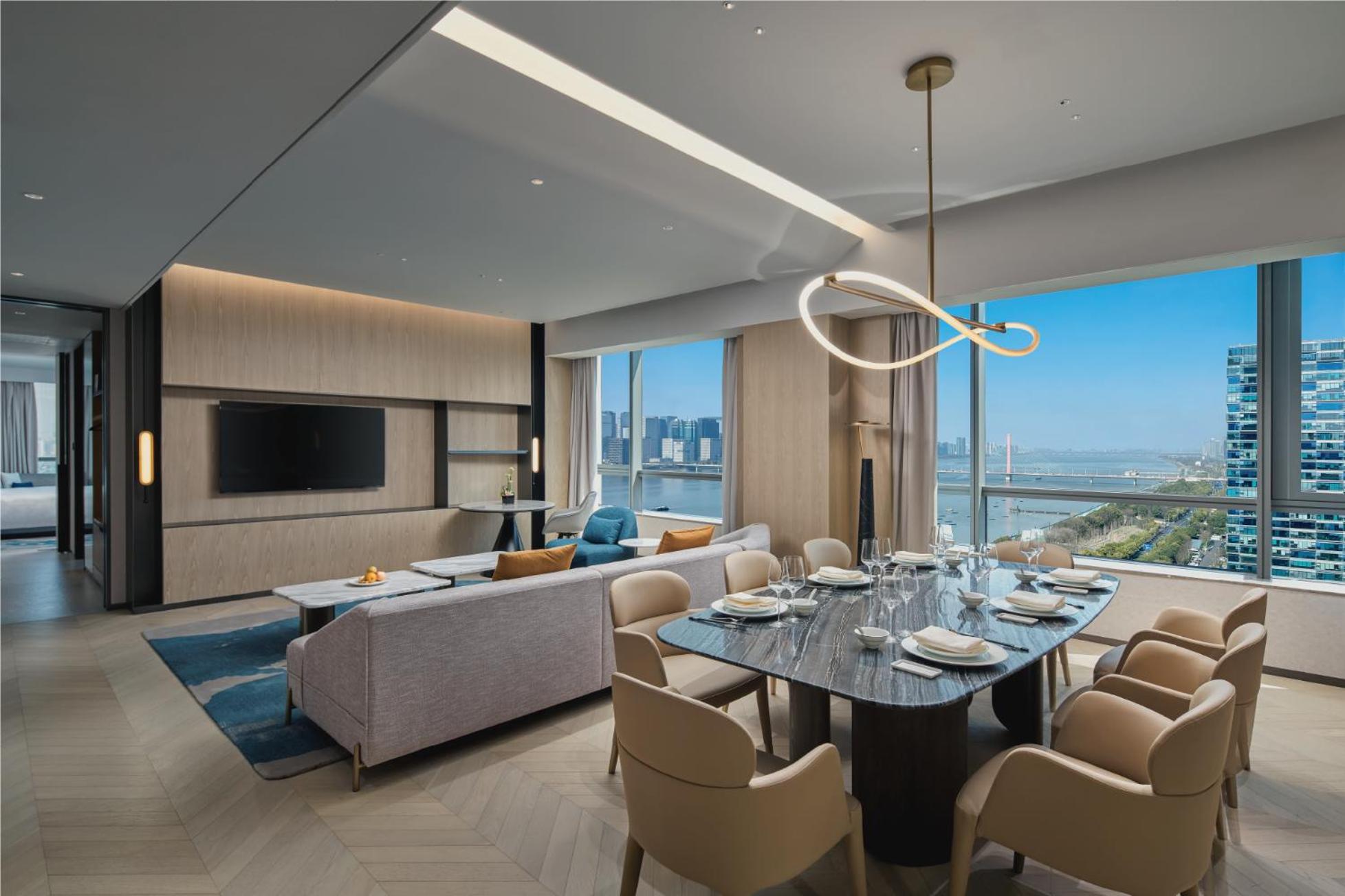 One-Bedroom King Suite with River View - Living and Dinning Area