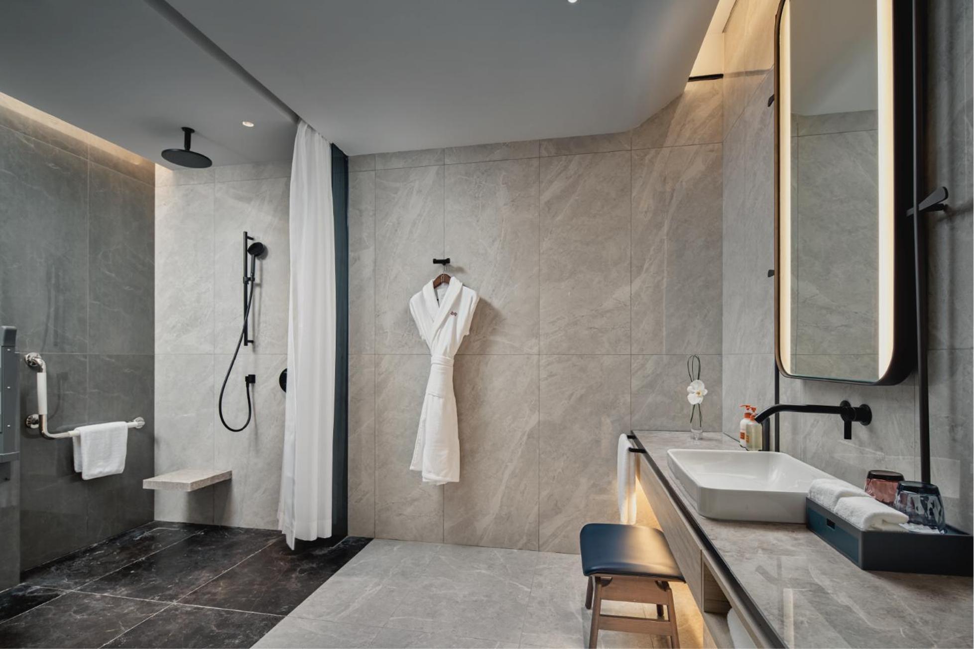 Standard King Room - Accessible photo 1