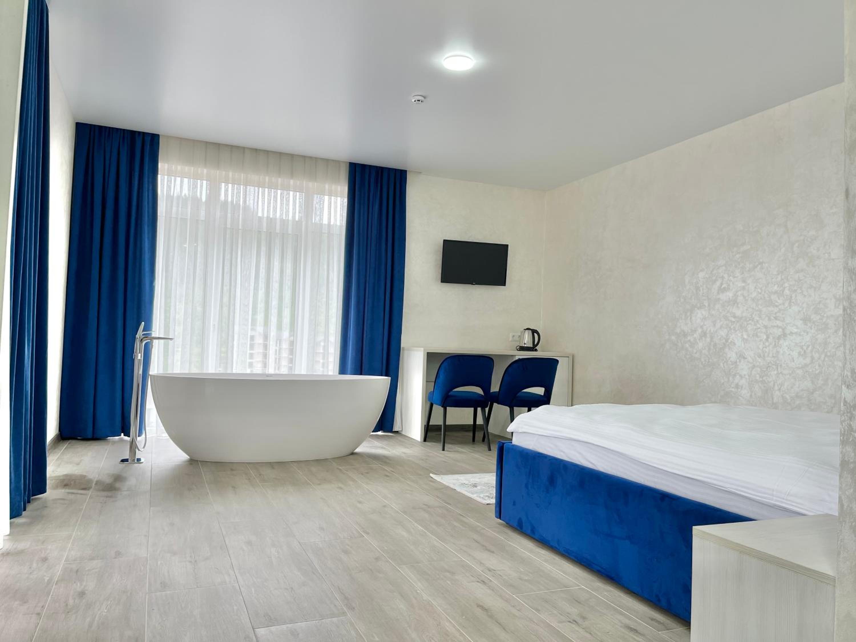 Suite With Bath And Mountain View photo 2