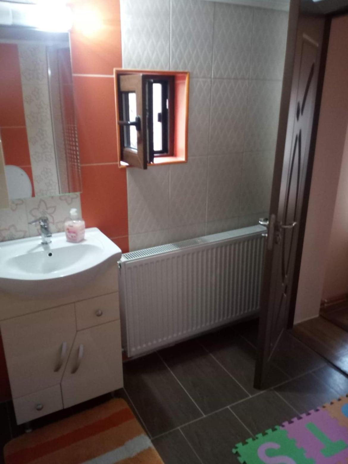 Family Room with Private Bathroom photo 2