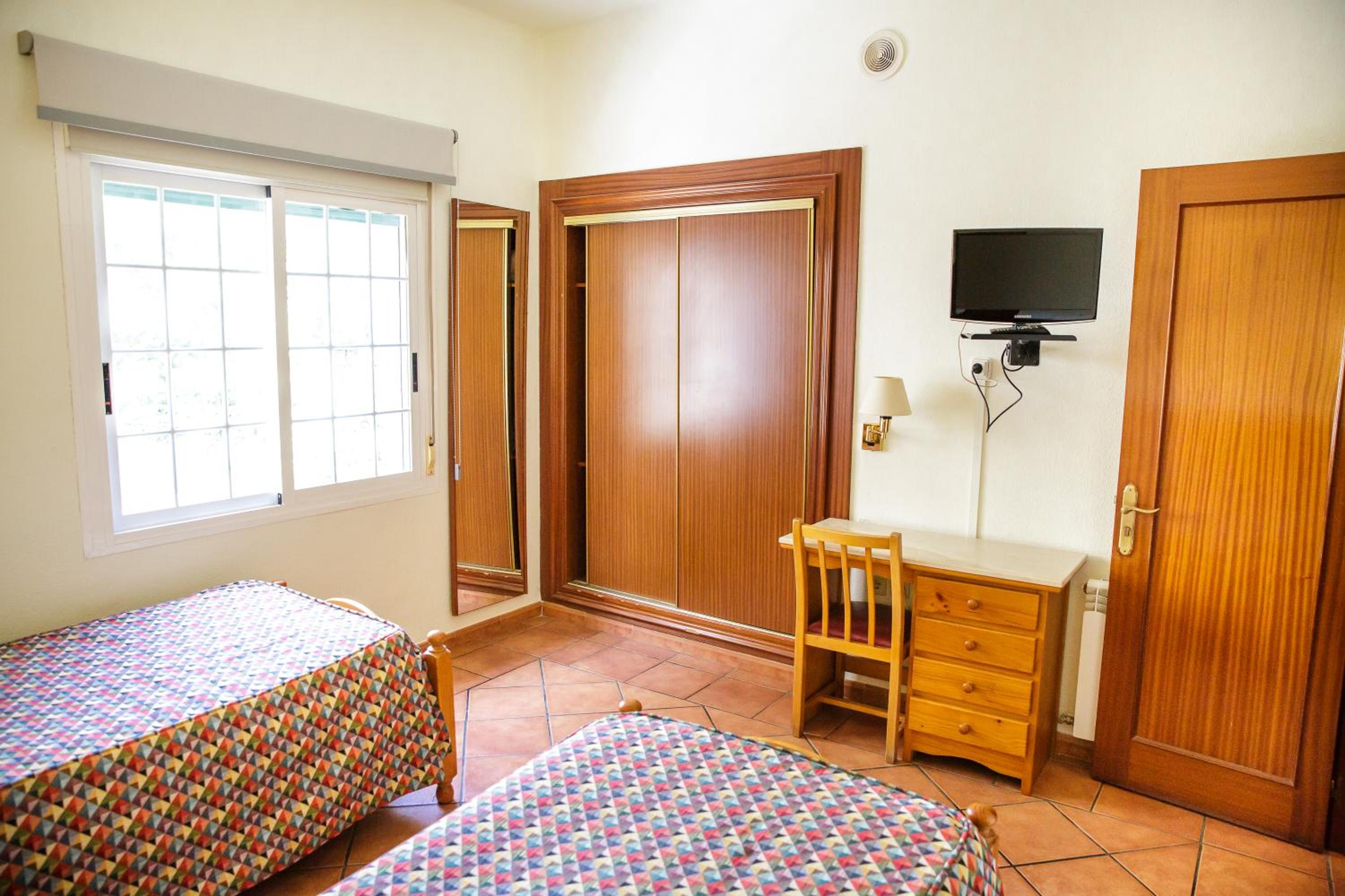 Double or Twin Room - Photo 4