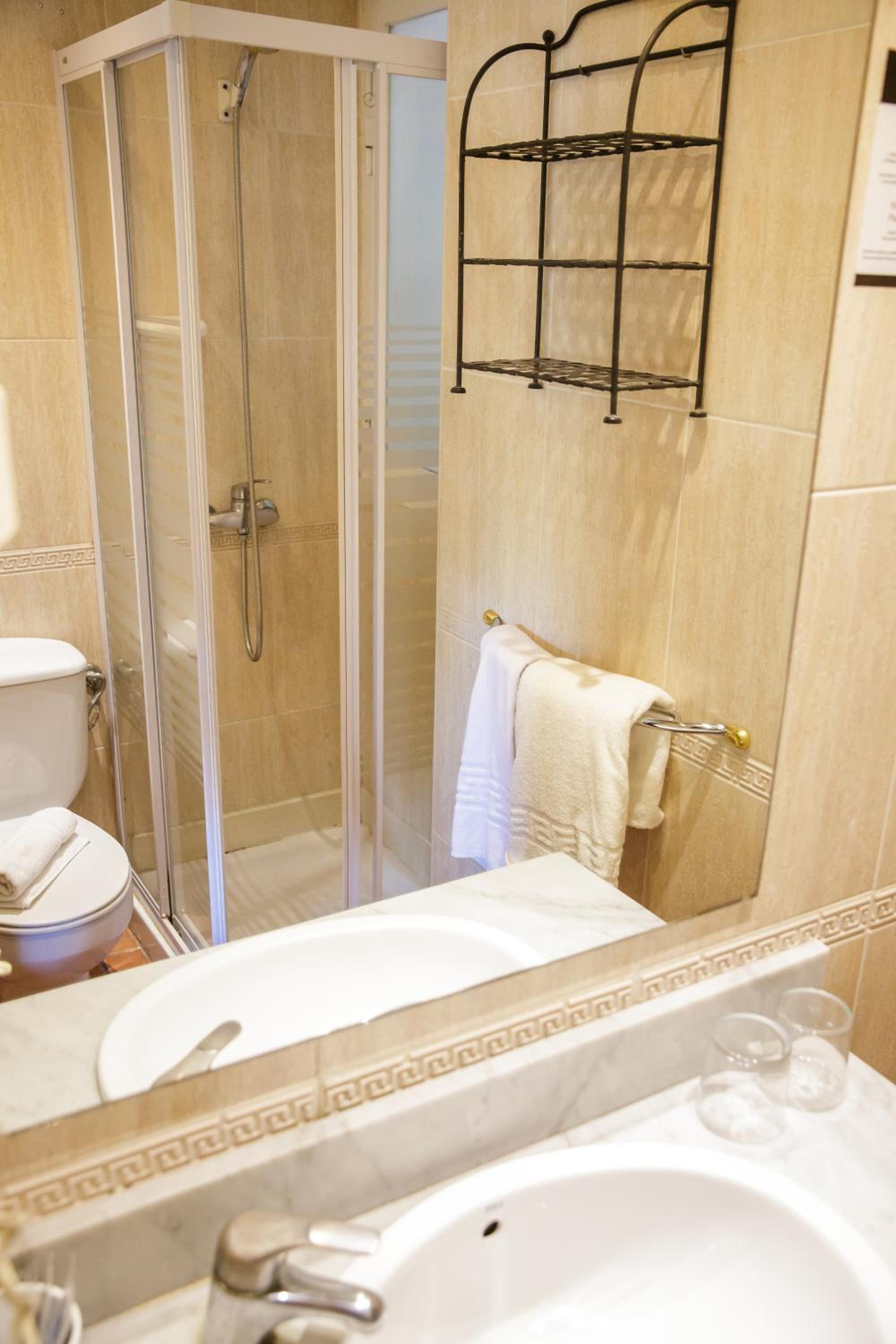 Double or Twin Room - Photo 5