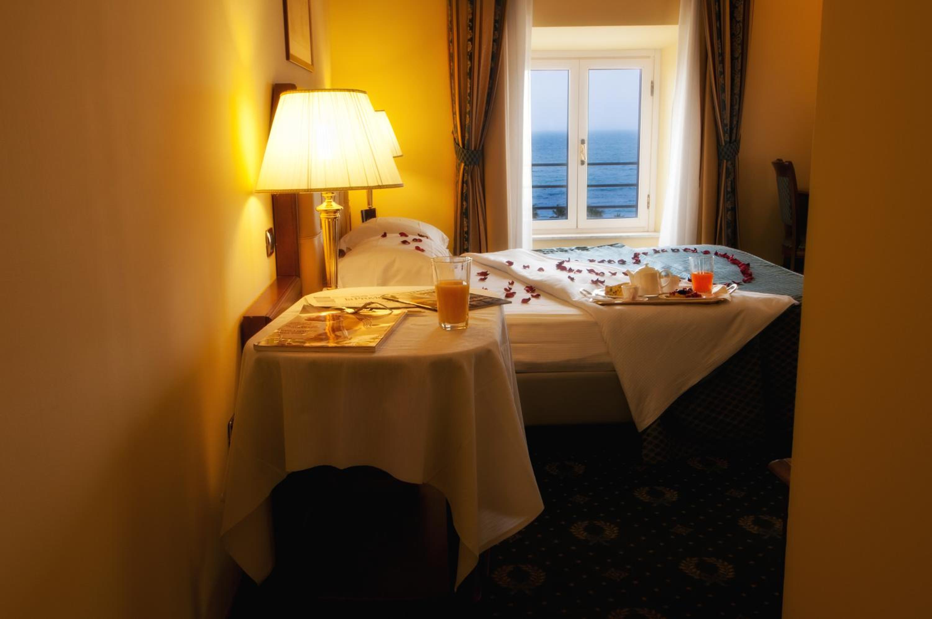 Double or Twin Room with Sea View - Photo 3