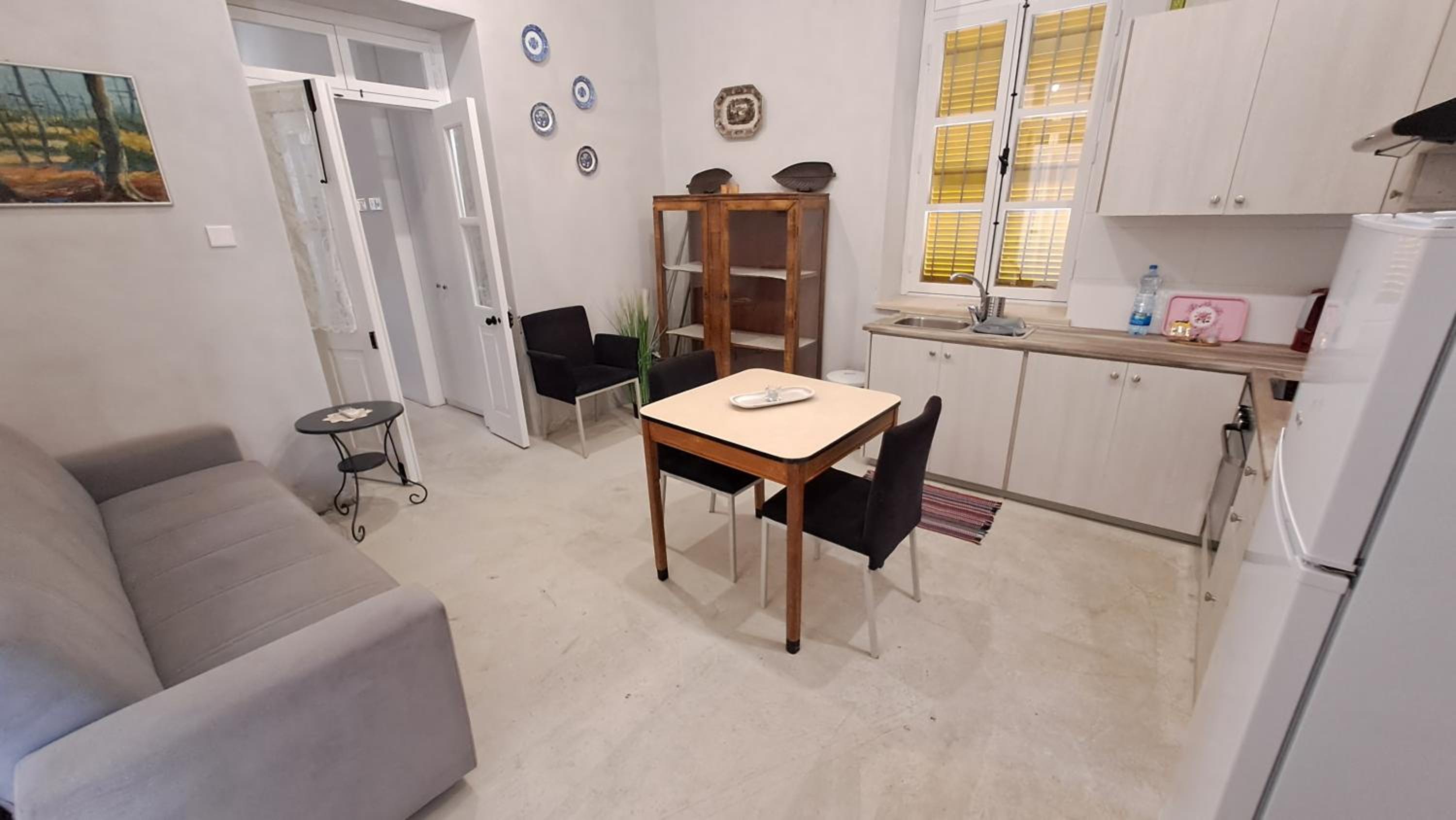 One-Bedroom Apartment - Photo 3