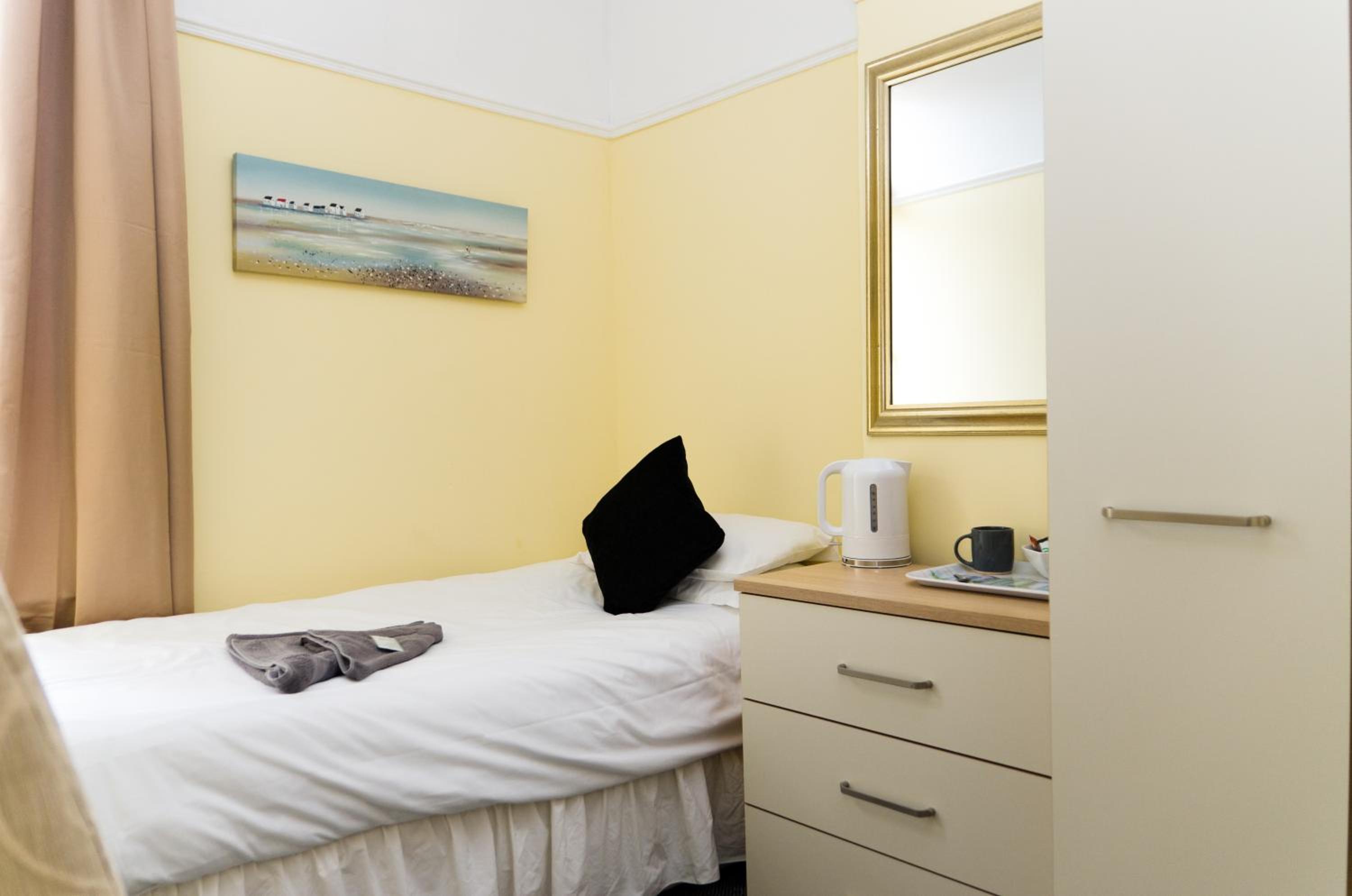 Single Room with Private Bathroom photo 3