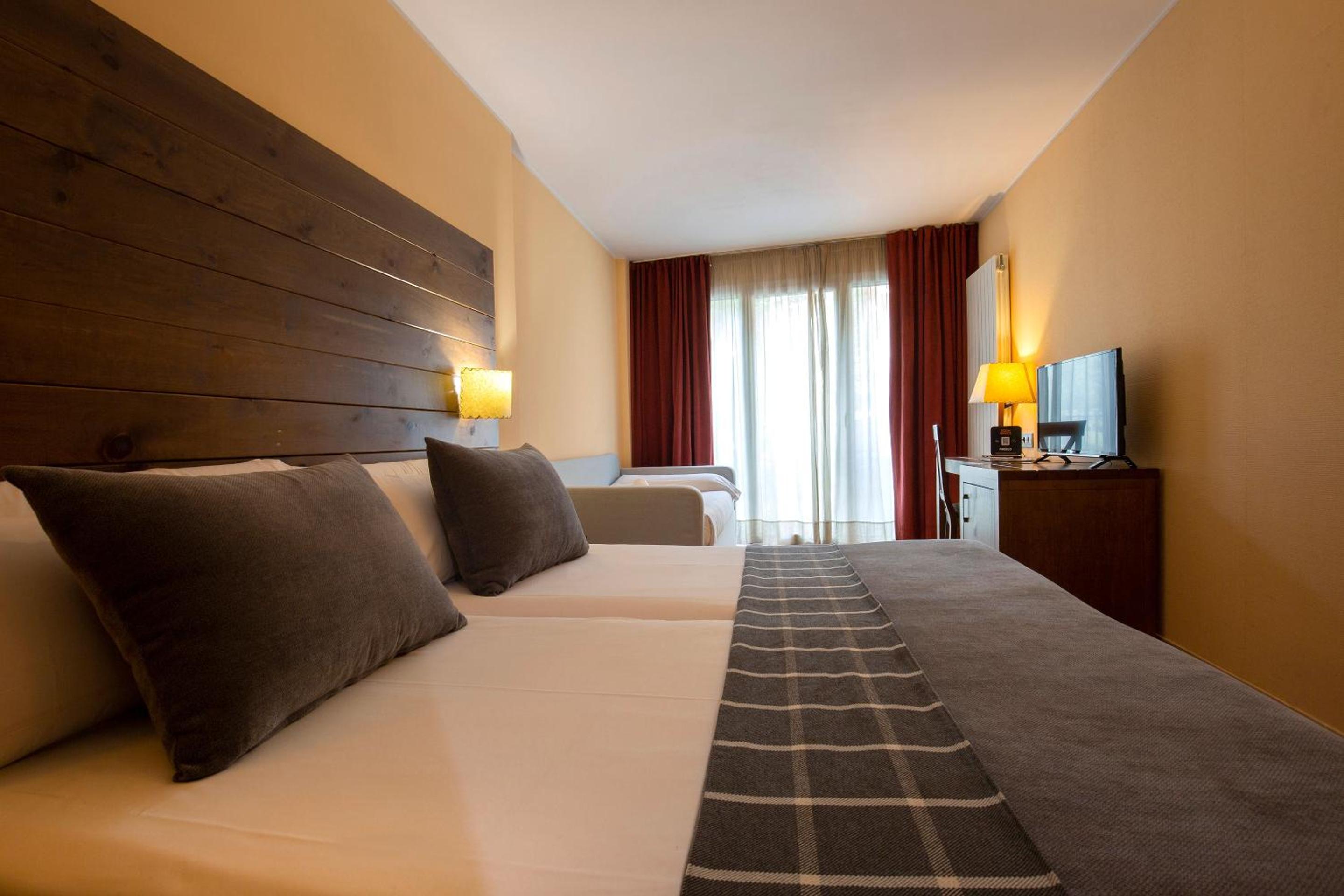 Triple Room (2 Adults + 1 Child) photo 1