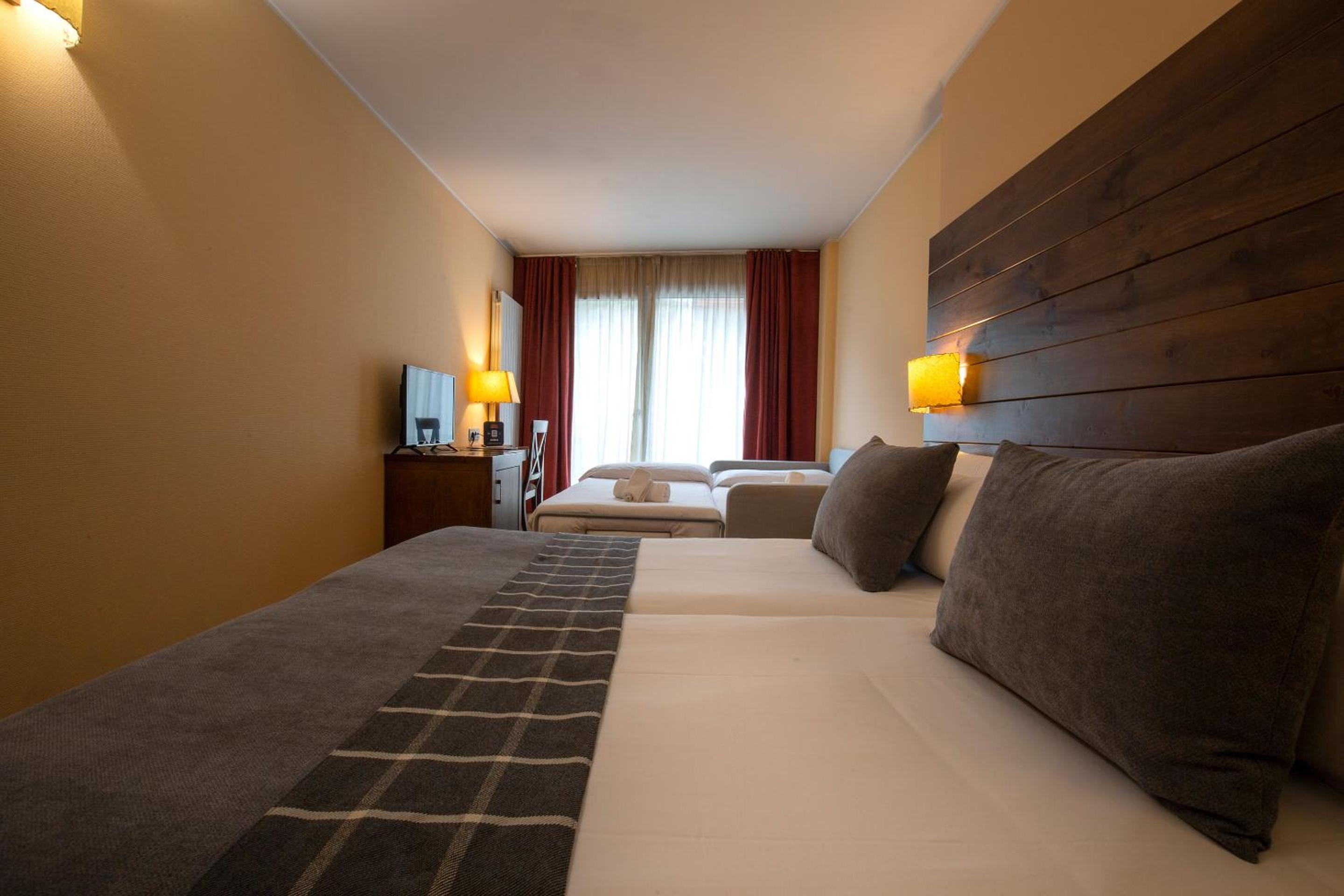 Quadruple Room (3 Adults + 1 Child) photo 1