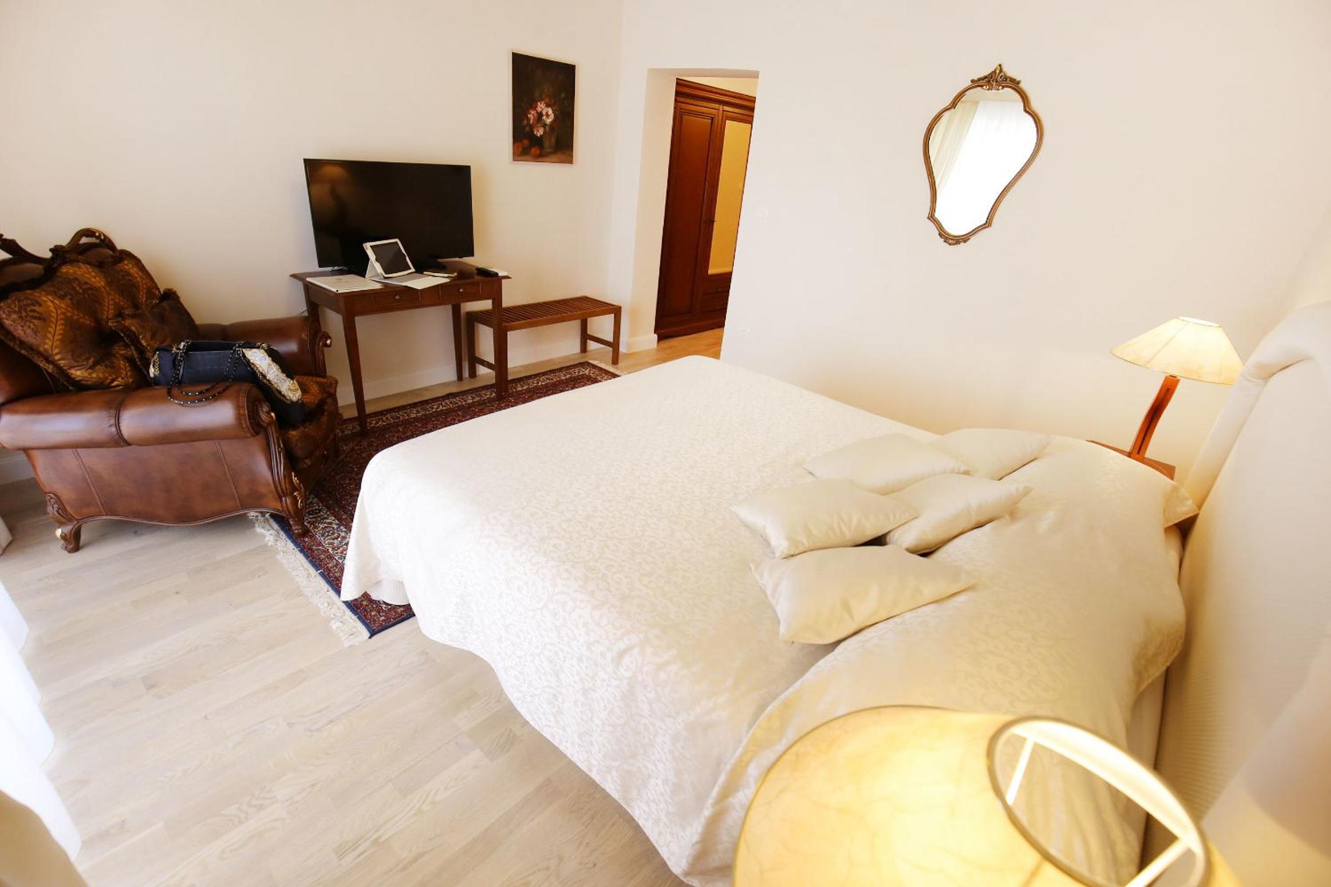Suite with Balcony and Sea View - Photo 25