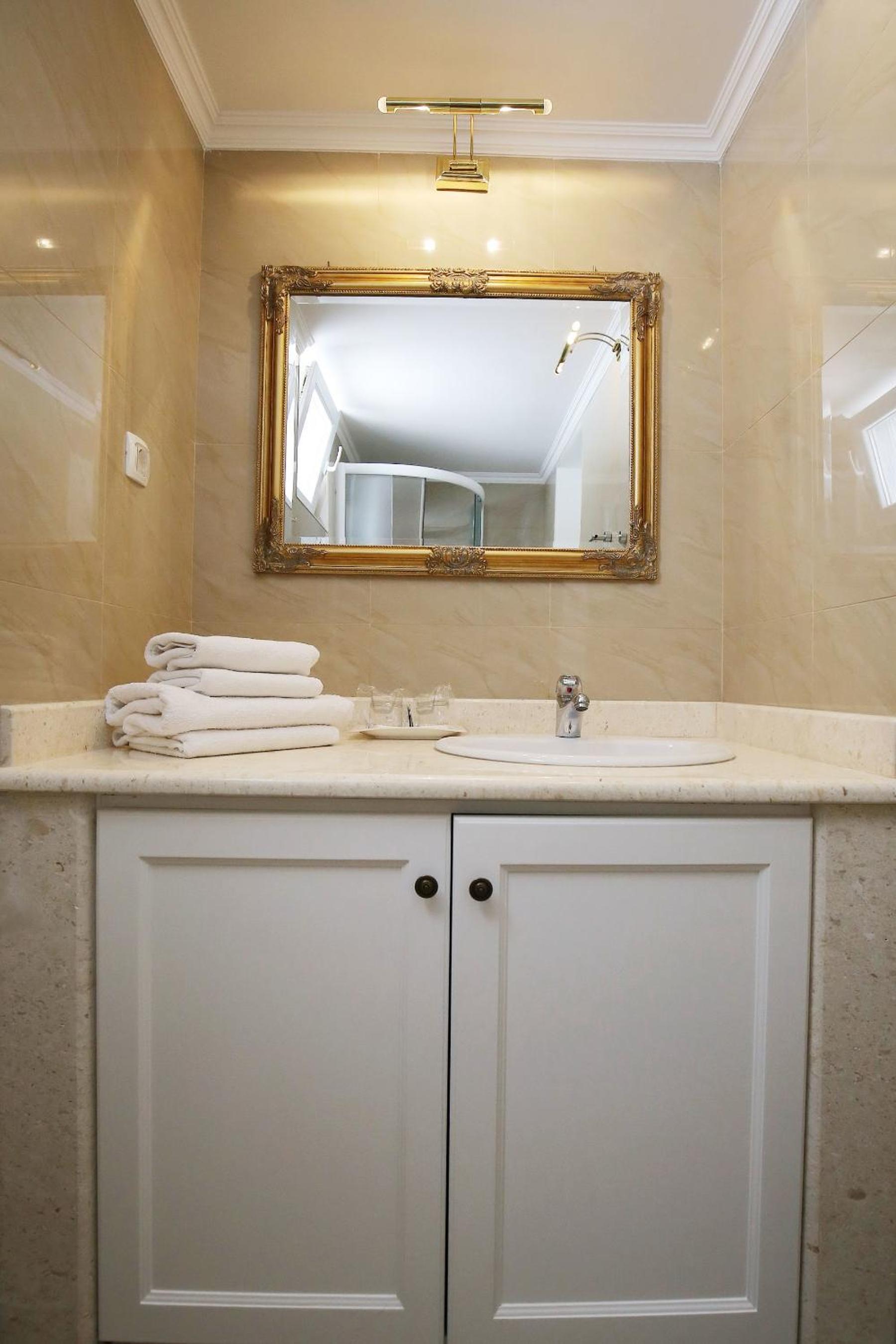 Suite with Balcony and Sea View - Photo 6