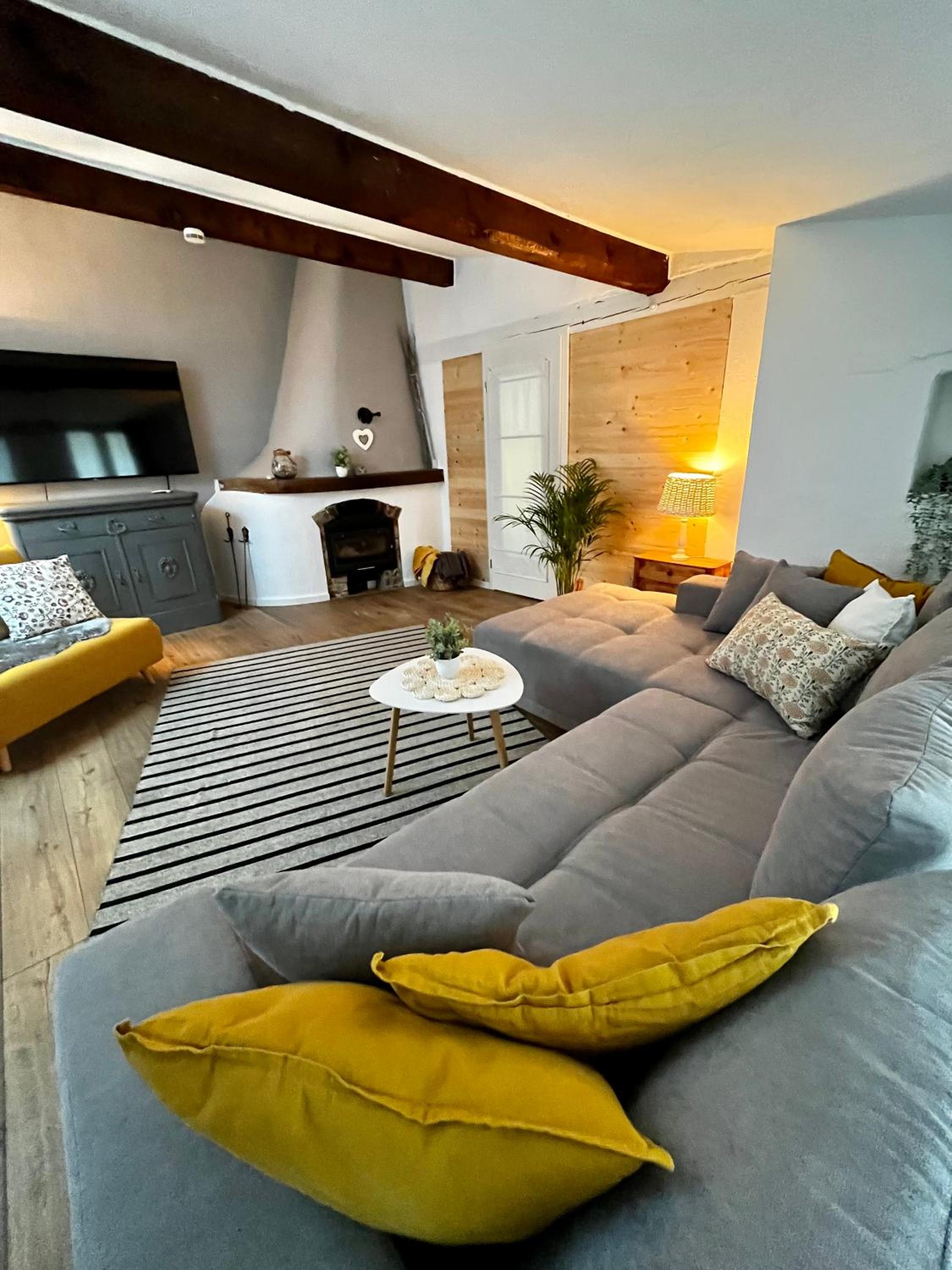 One-Bedroom Apartment photo 1