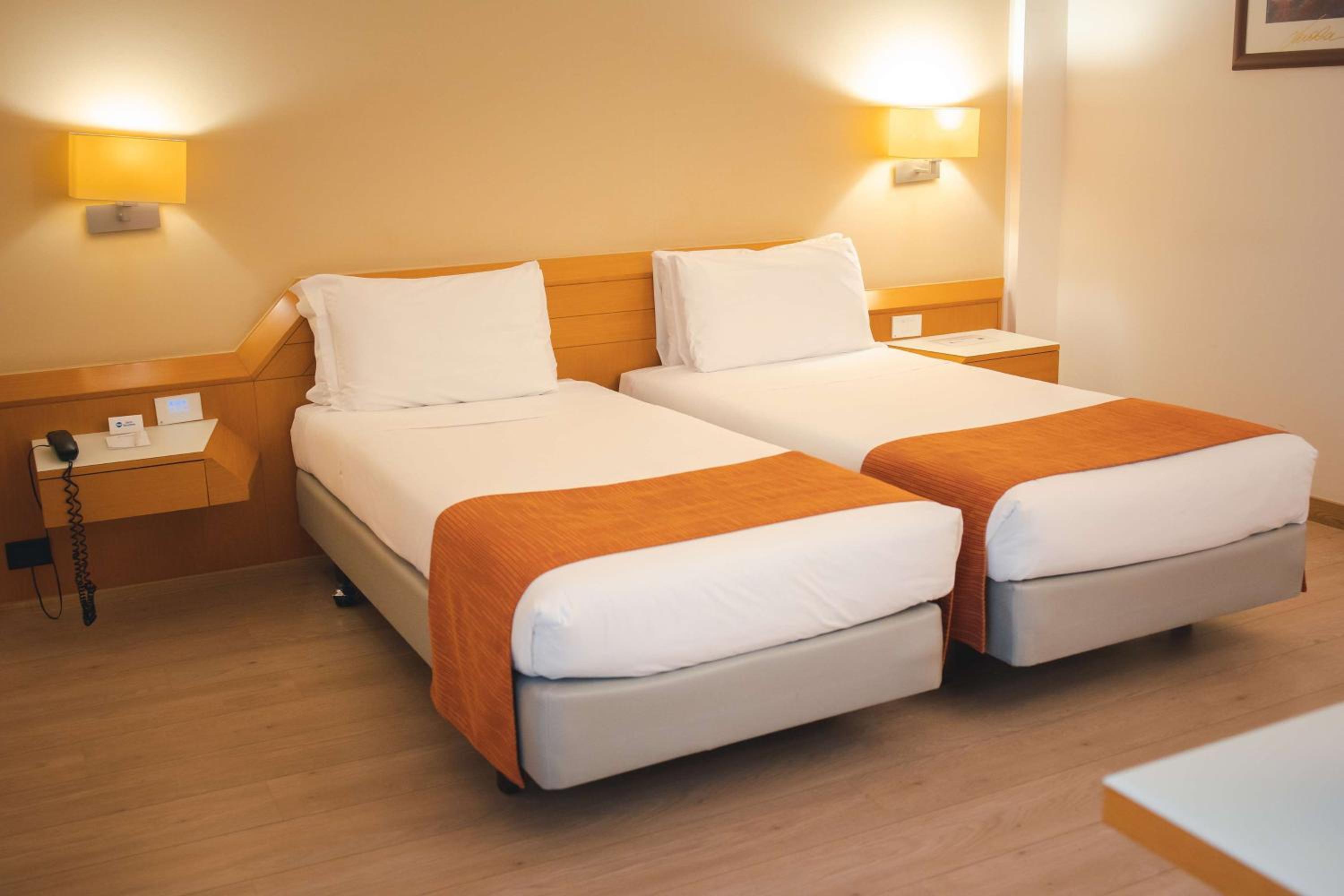 Standard Twin Room - Photo 3
