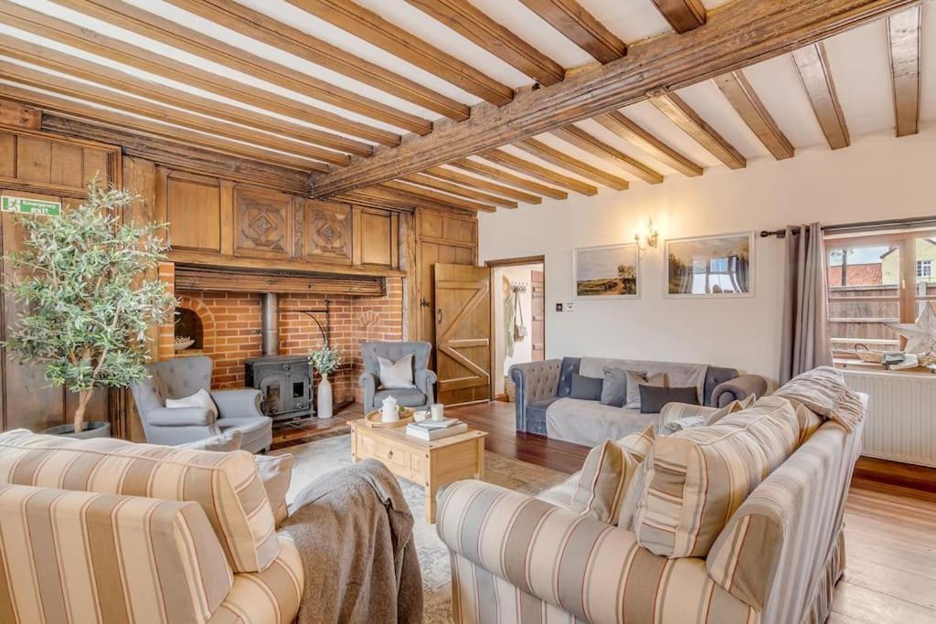 Five-Bedroom House photo 1