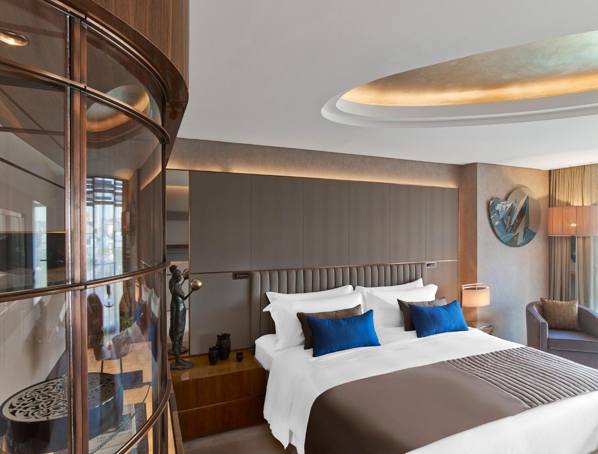 Grand Superior Room with Abdi Ipekci Street View and Balcony (St. Regis Butler Service)
