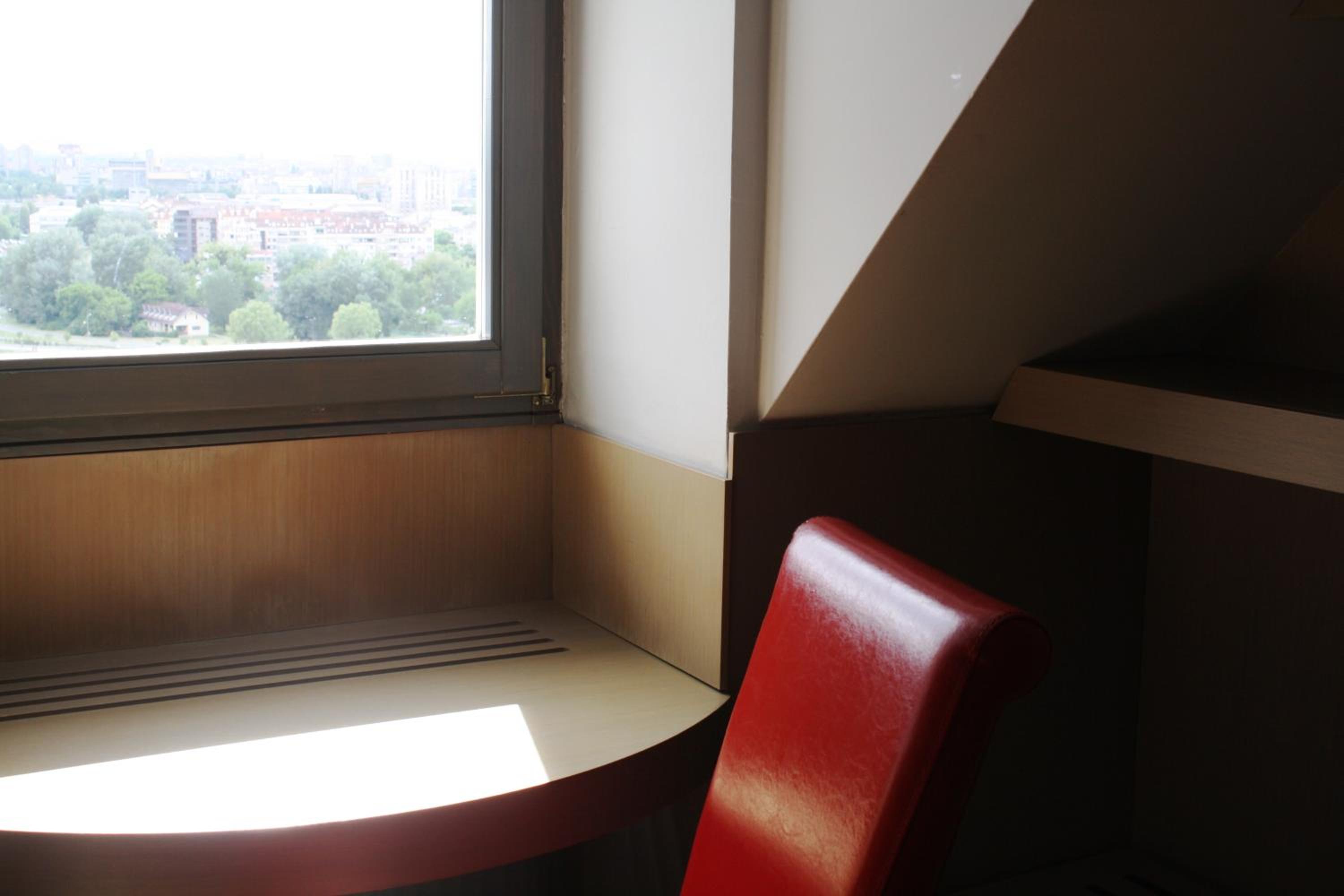 Double or Twin Room with River View - Photo 16