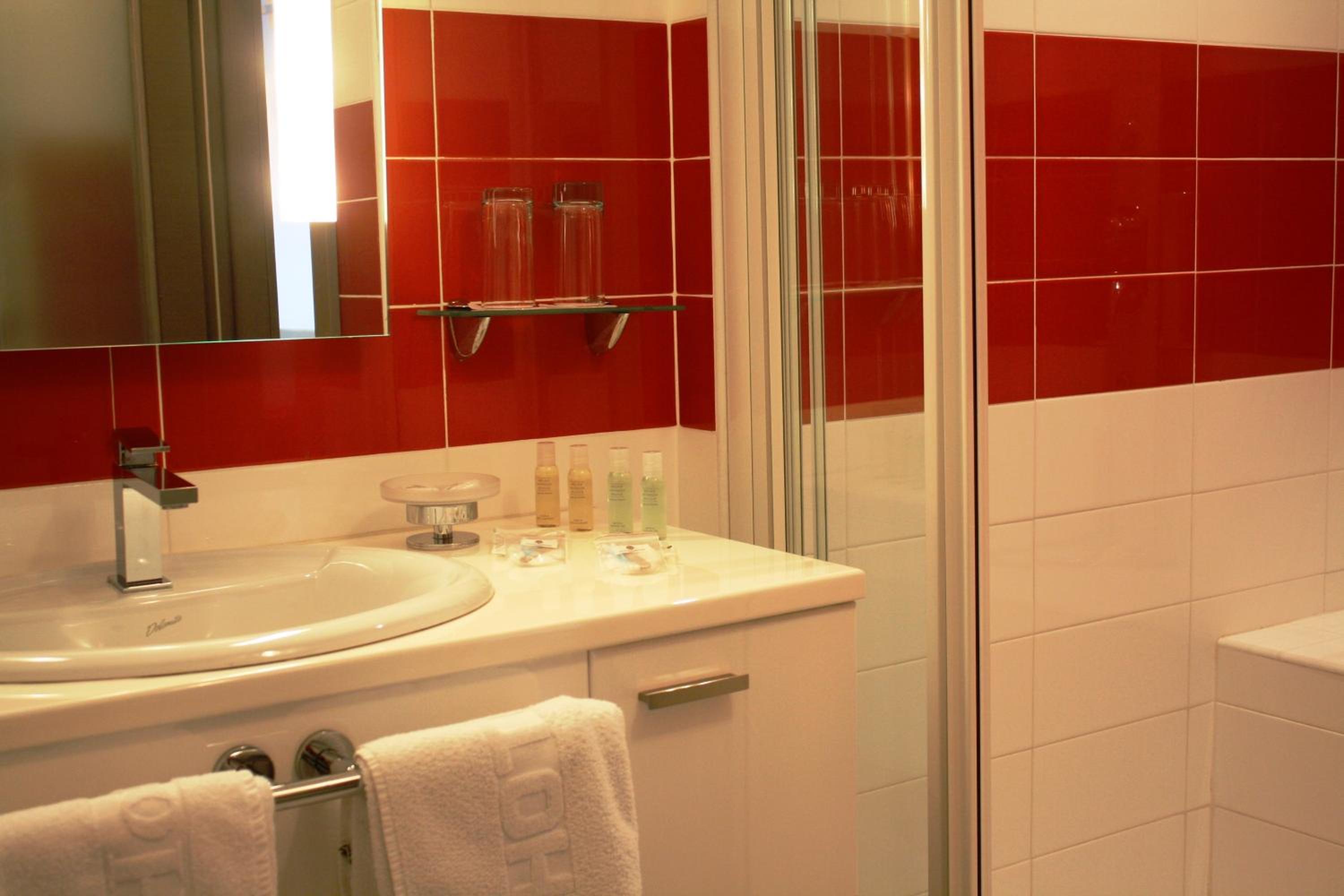 Double or Twin Room with River View - Photo 12