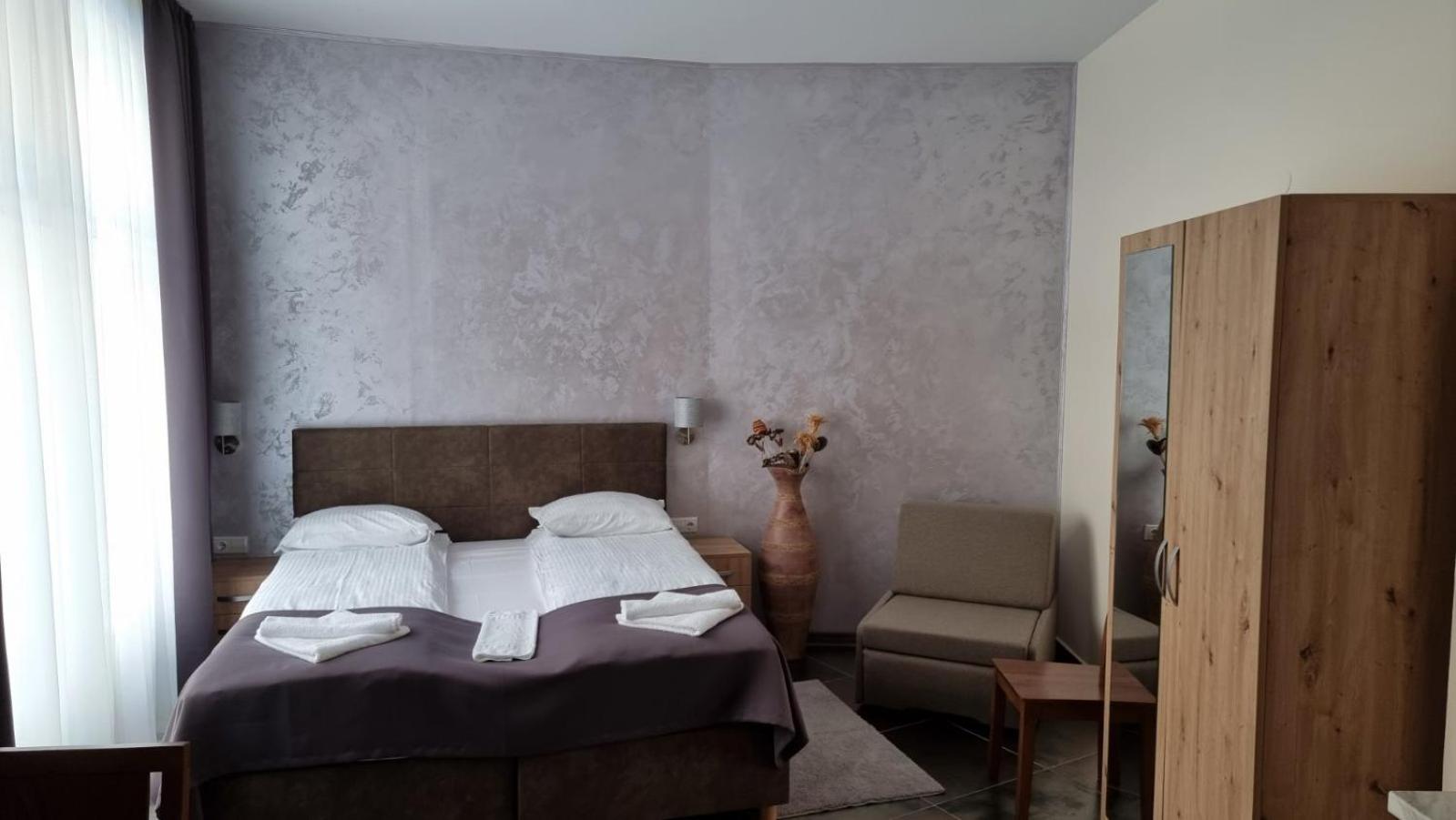 Deluxe Double Room (2 Adults + 1 Child)