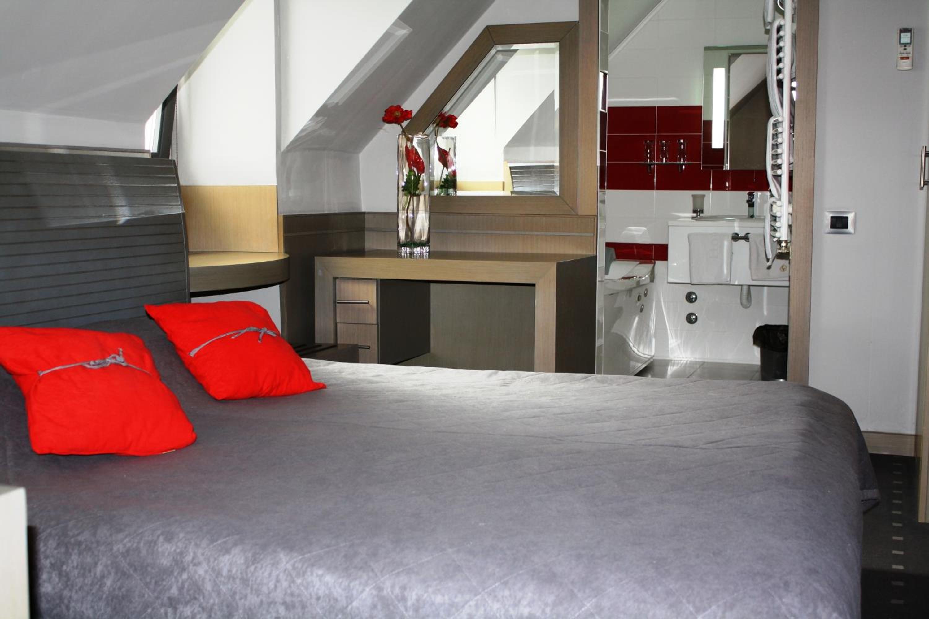 Suite with River View - Photo 2
