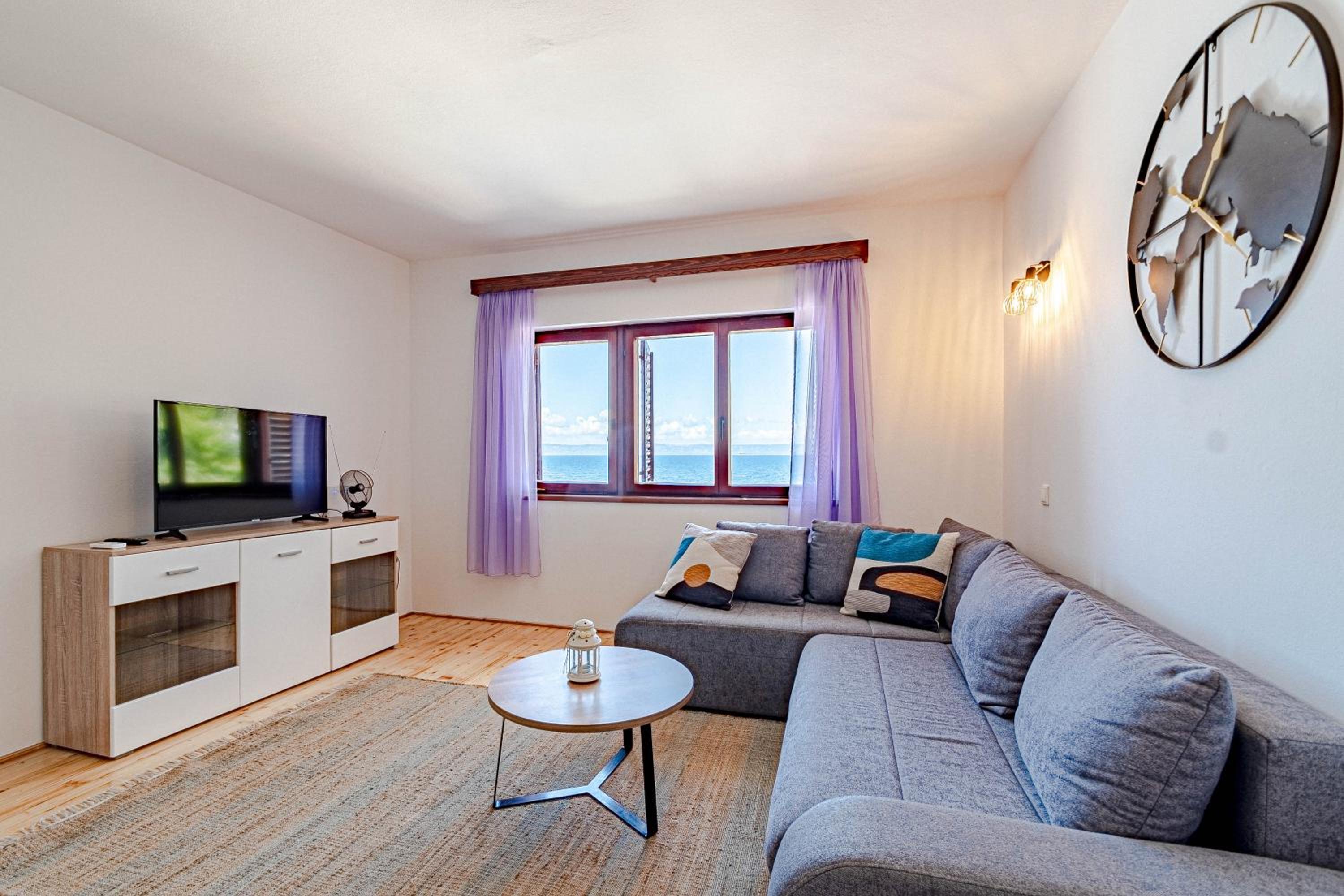 Deluxe Three-Bedroom Apartment with Sea View photo 3