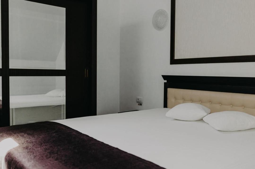 Deluxe Suite with Spa Bath - Photo 9