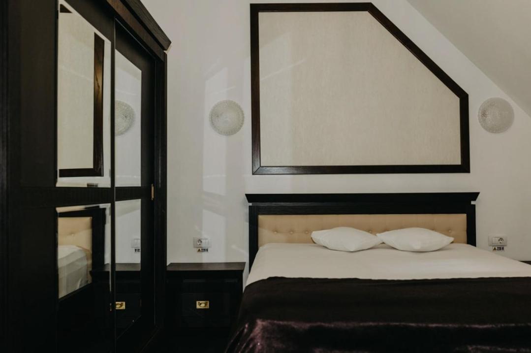Deluxe Suite with Spa Bath - Photo 10