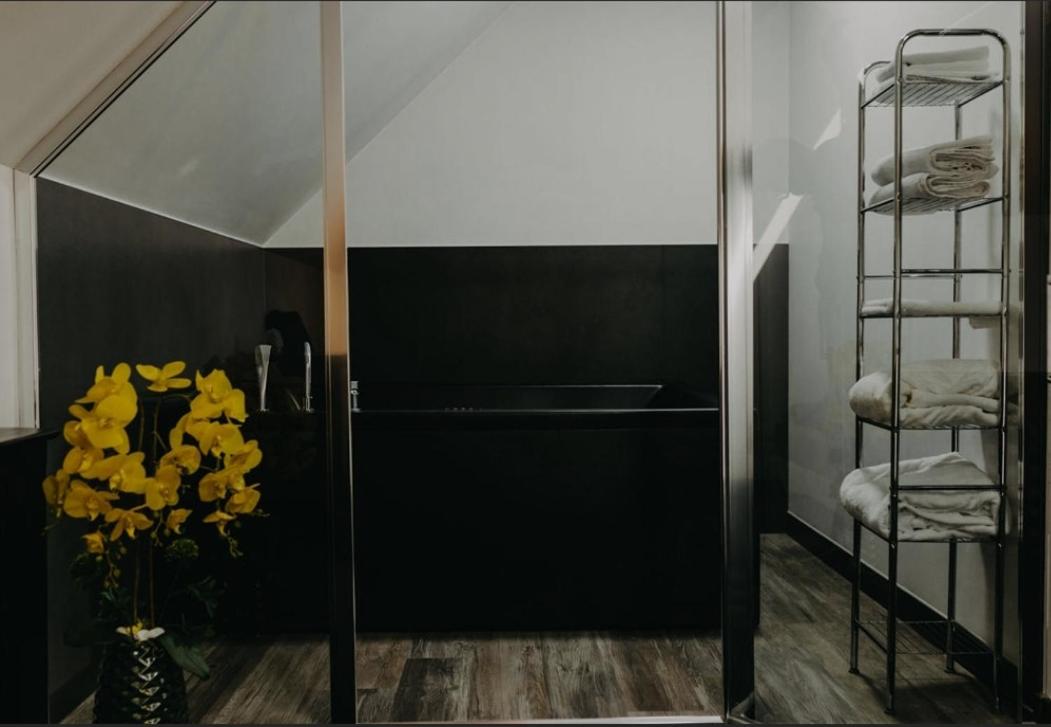 Deluxe Suite with Spa Bath - Photo 8