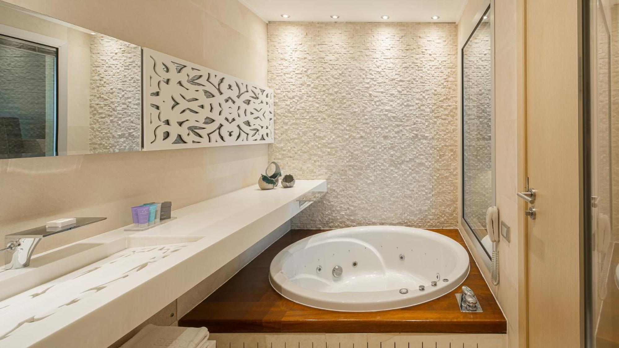 King Suite with Terrace - Photo 2