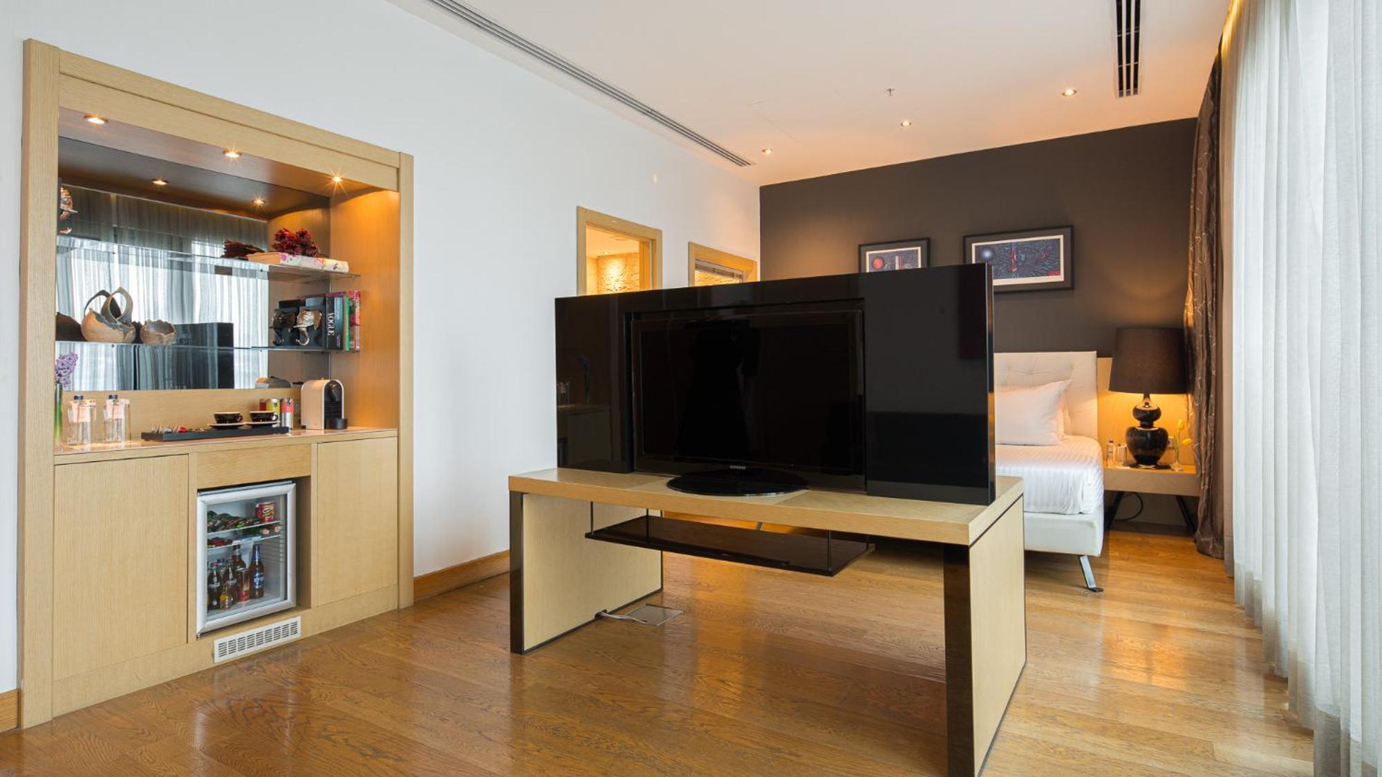 King Suite with Terrace - Photo 4