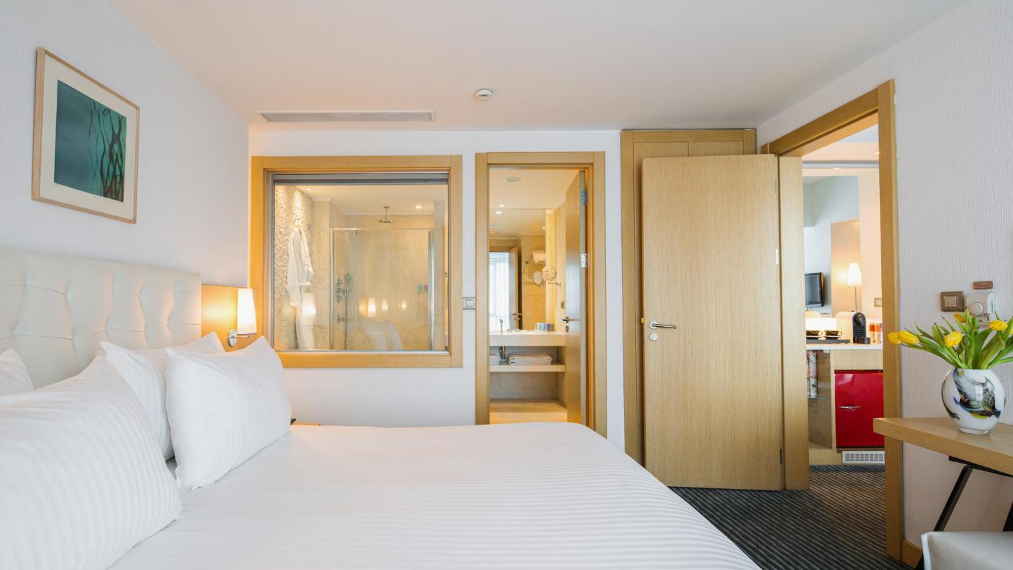 King Suite - Non Smoking - Photo 5