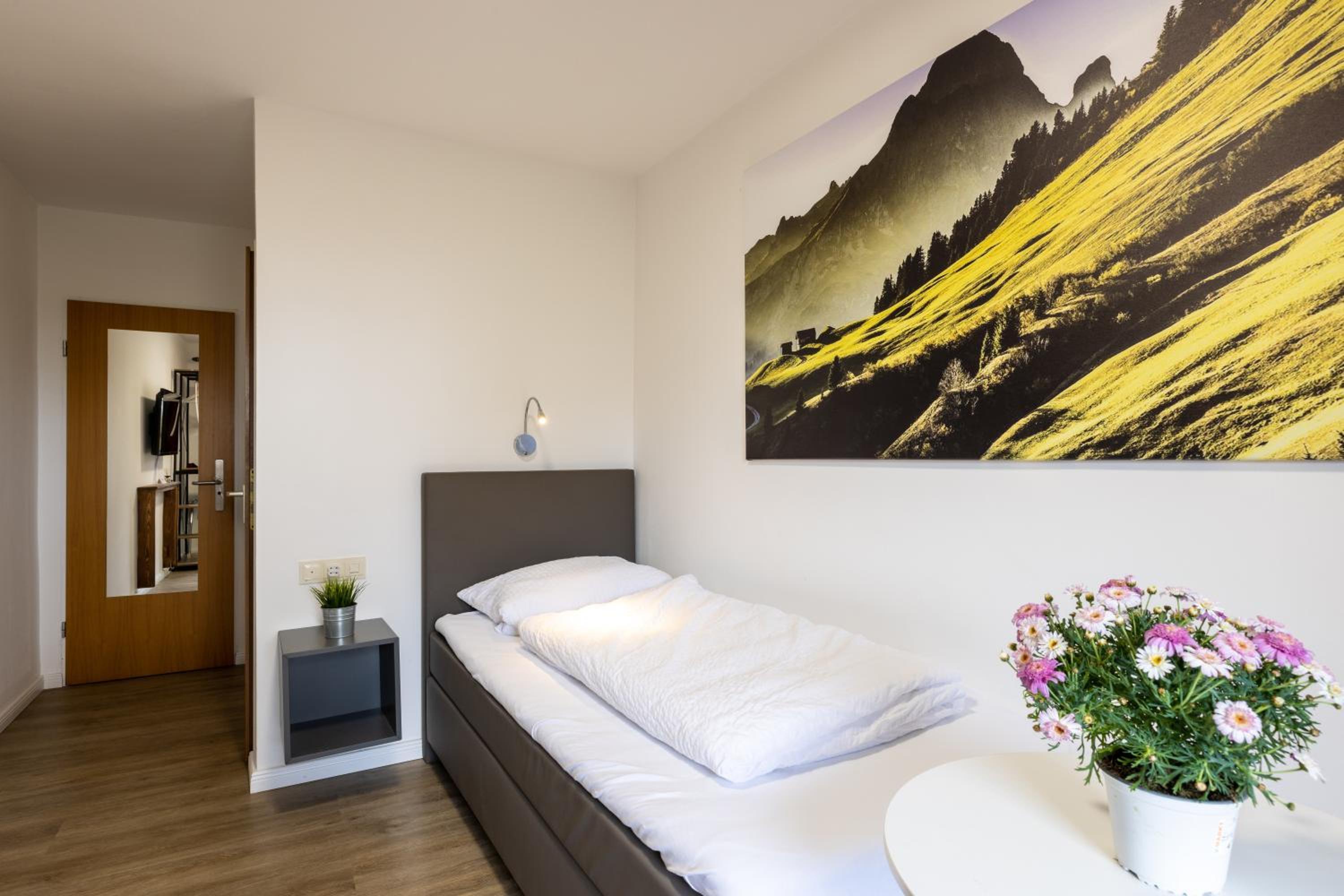 Single Room with Bathroom photo 2