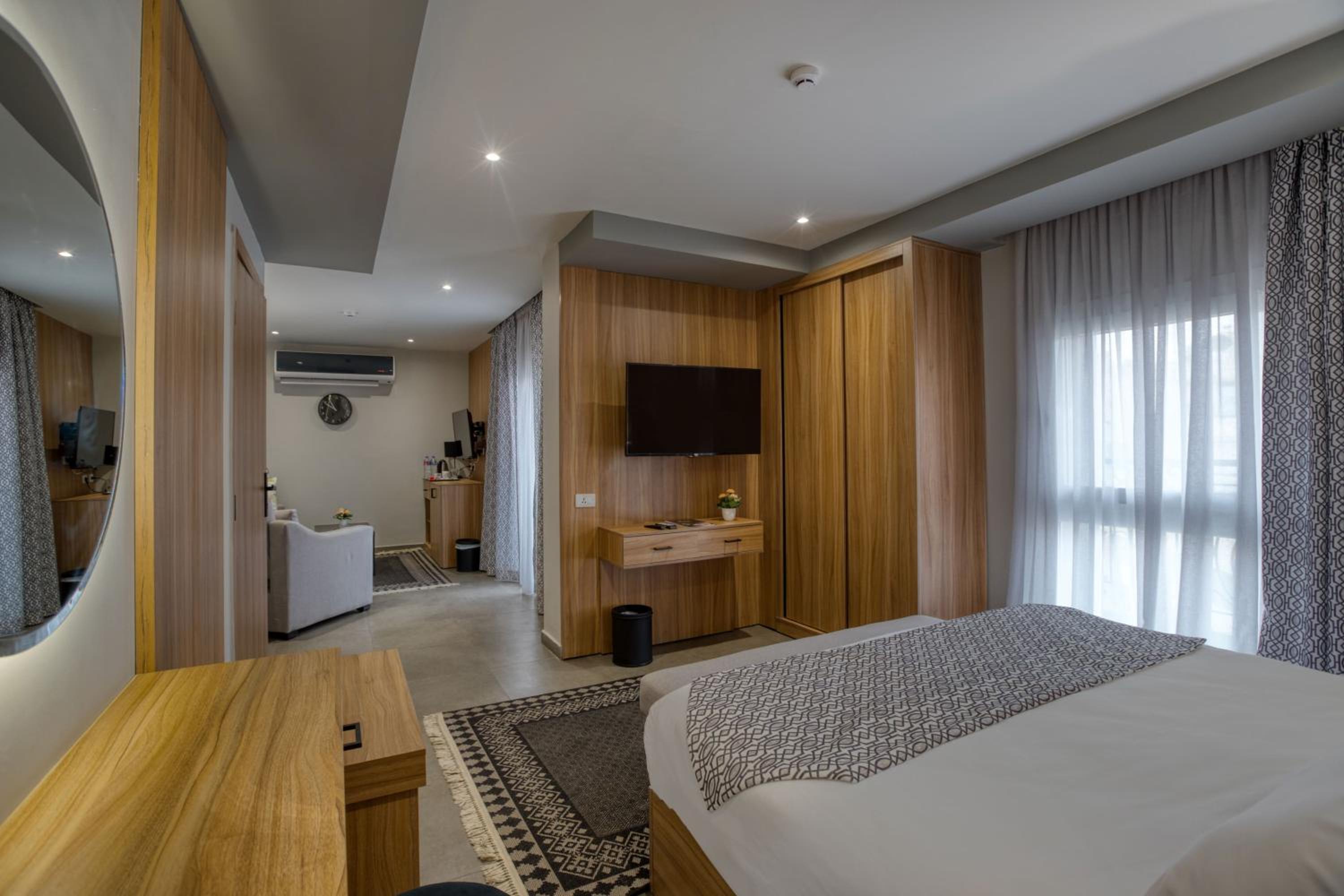 Executive Suite thumbnail 6