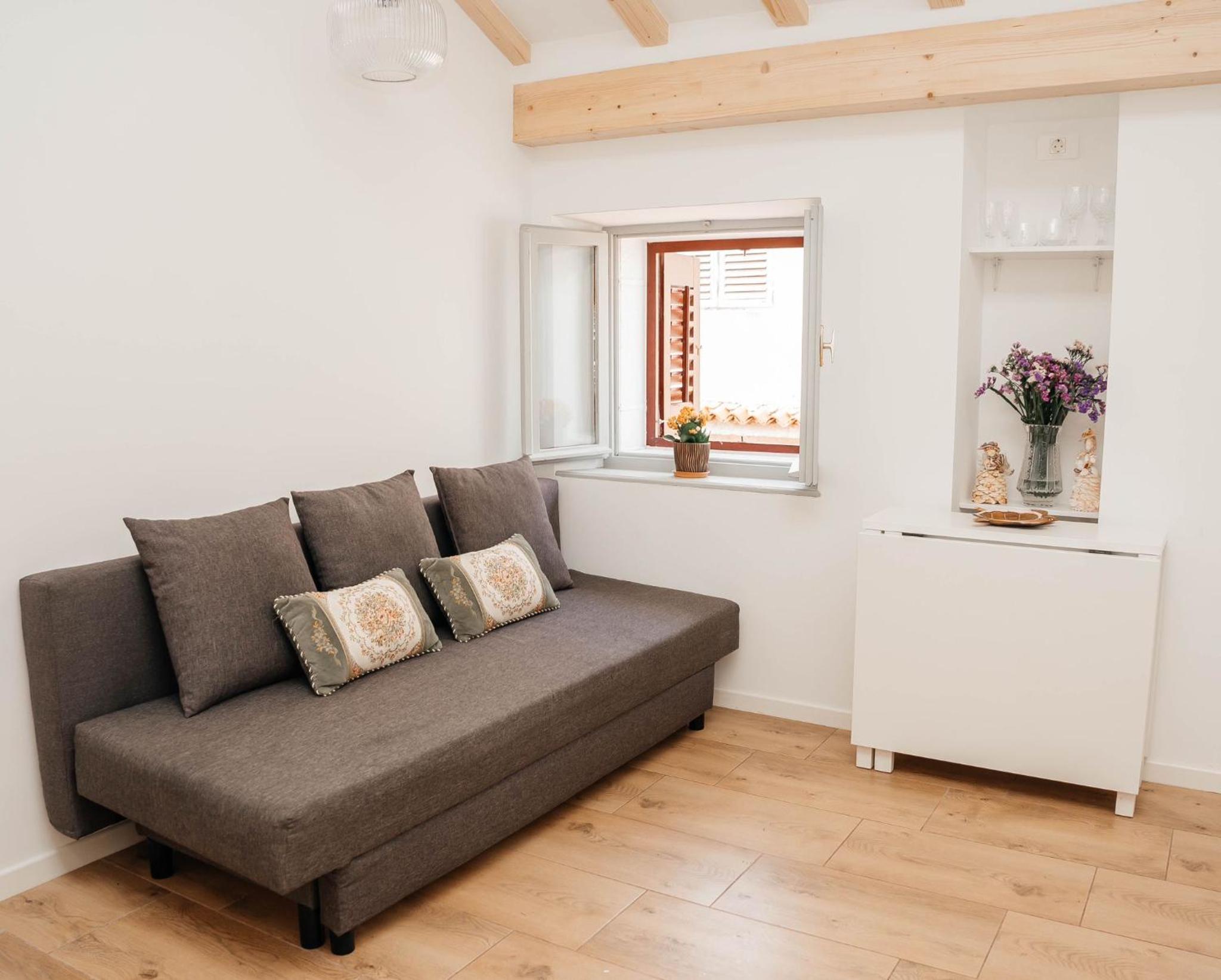 Studio - Split Level - Photo 1