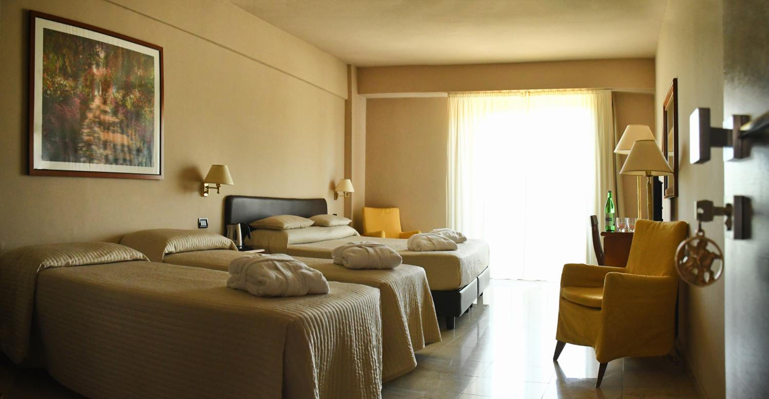 Comfort Quadruple Room with Spa Access - Photo 1