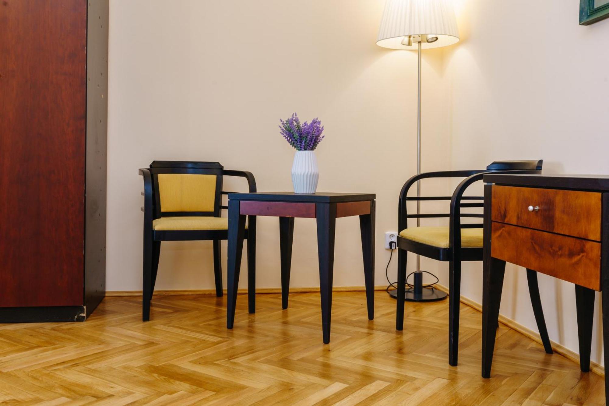 One-Bedroom Apartment - Photo 2