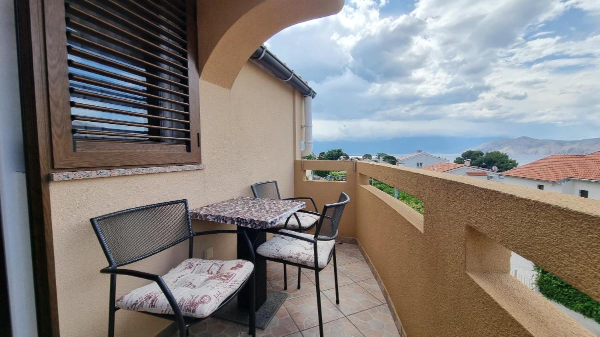 Two-Bedroom Apartment with Balcony and Sea View photo 3