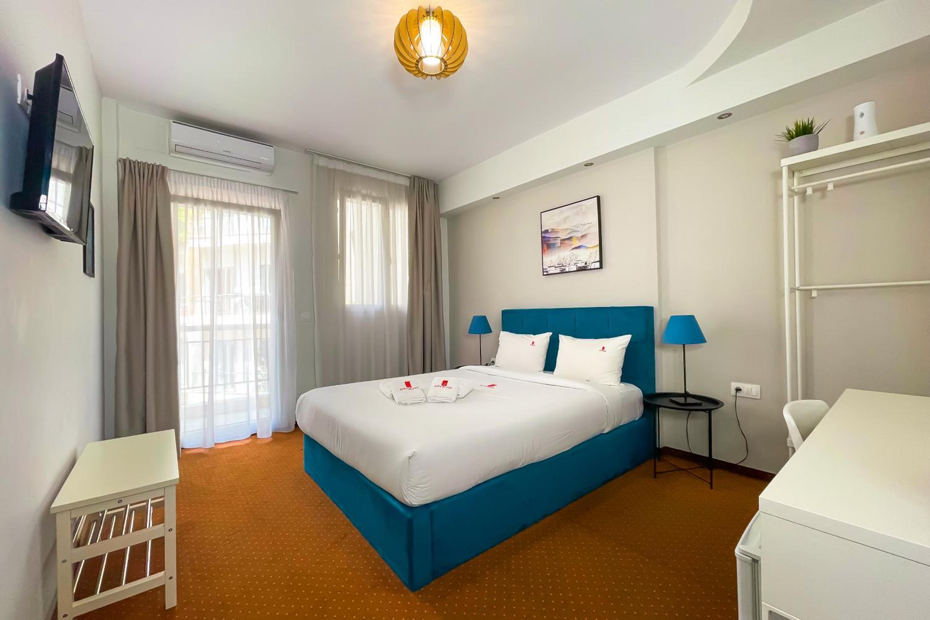 Superior Room with Balcony - Photo 11