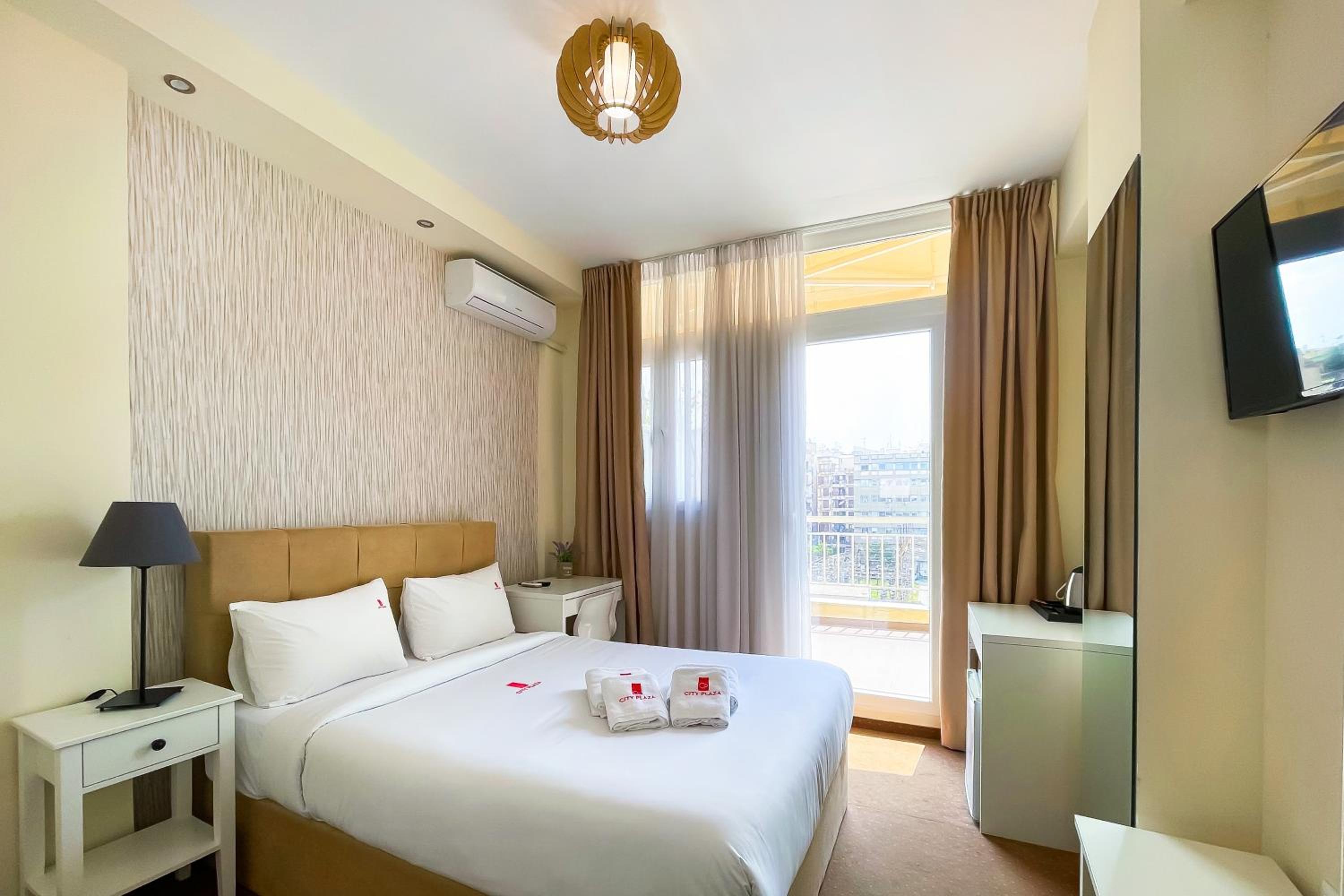 Superior Room with Balcony - Photo 4
