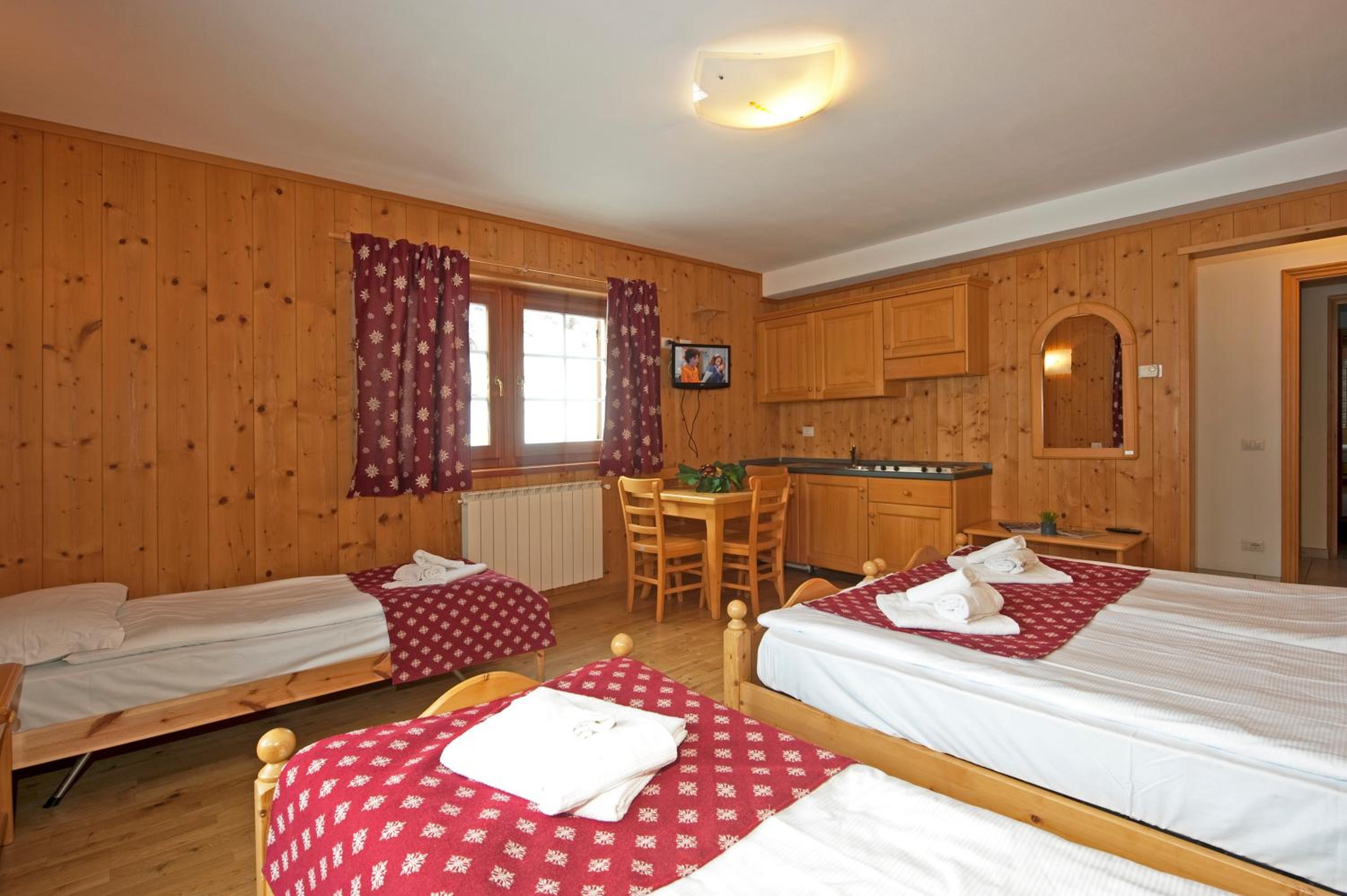 Quadruple Room - Photo 1