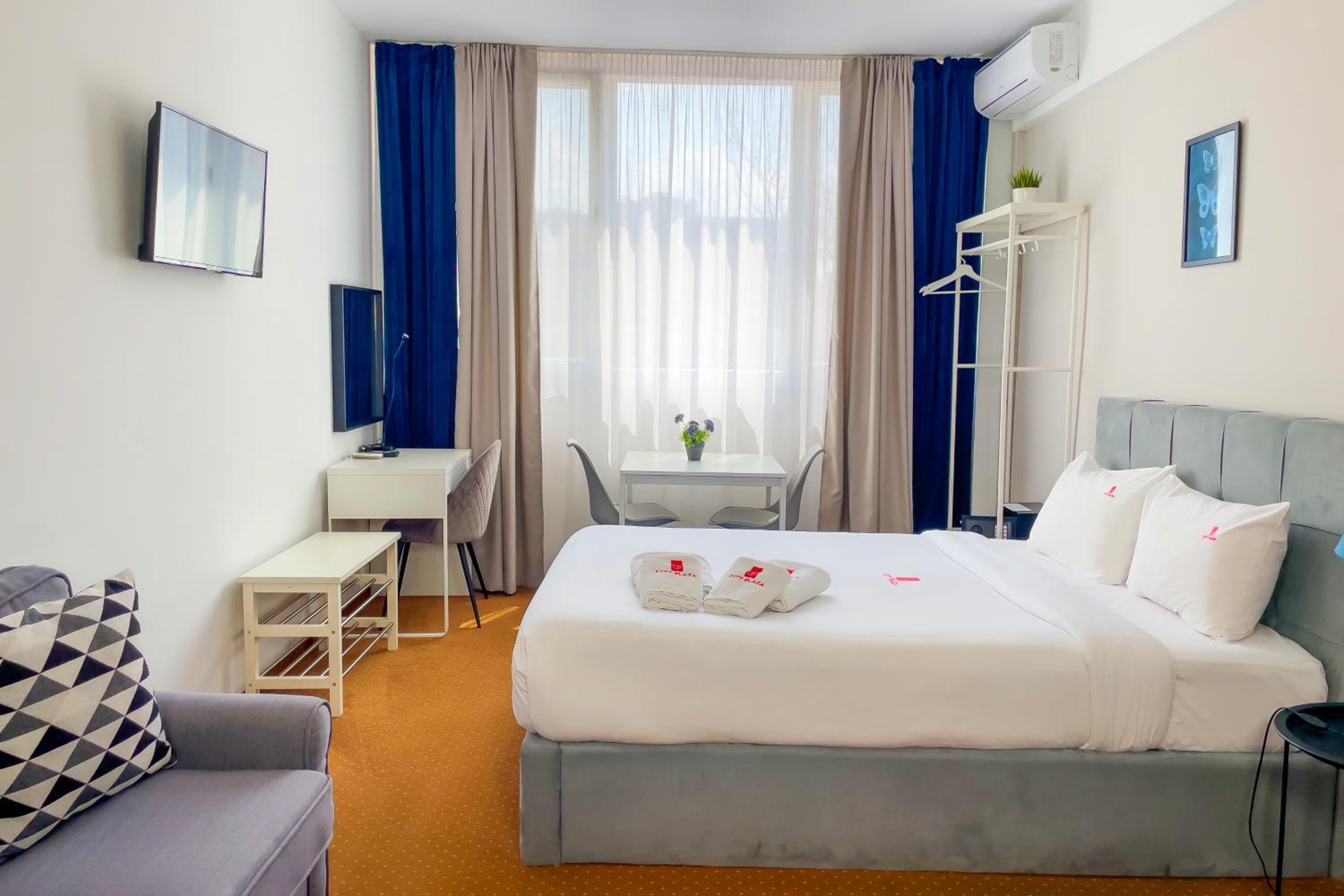 Deluxe Room with Kitchenette - Photo 2