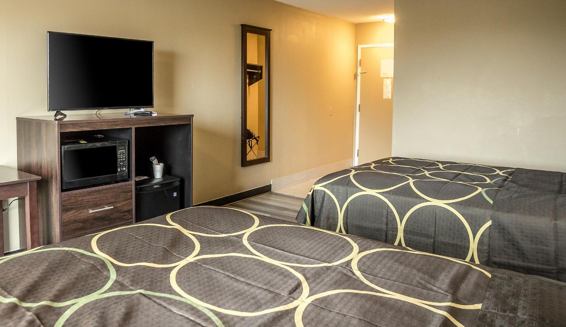 Queen Room with Two Queen Beds - Non-Smoking - Photo 1