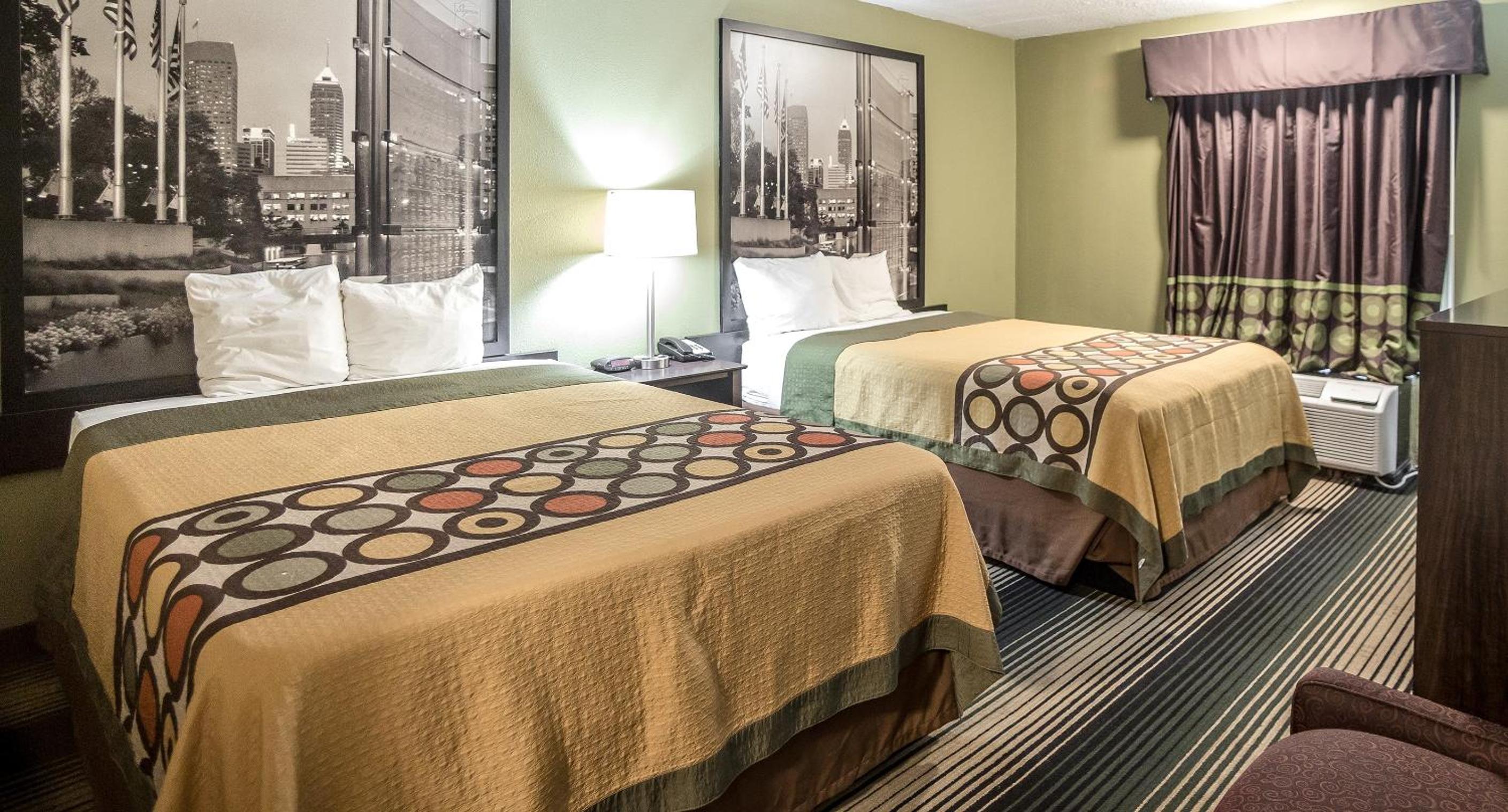 Queen Room with Two Queen Beds - Non-Smoking - Photo 9