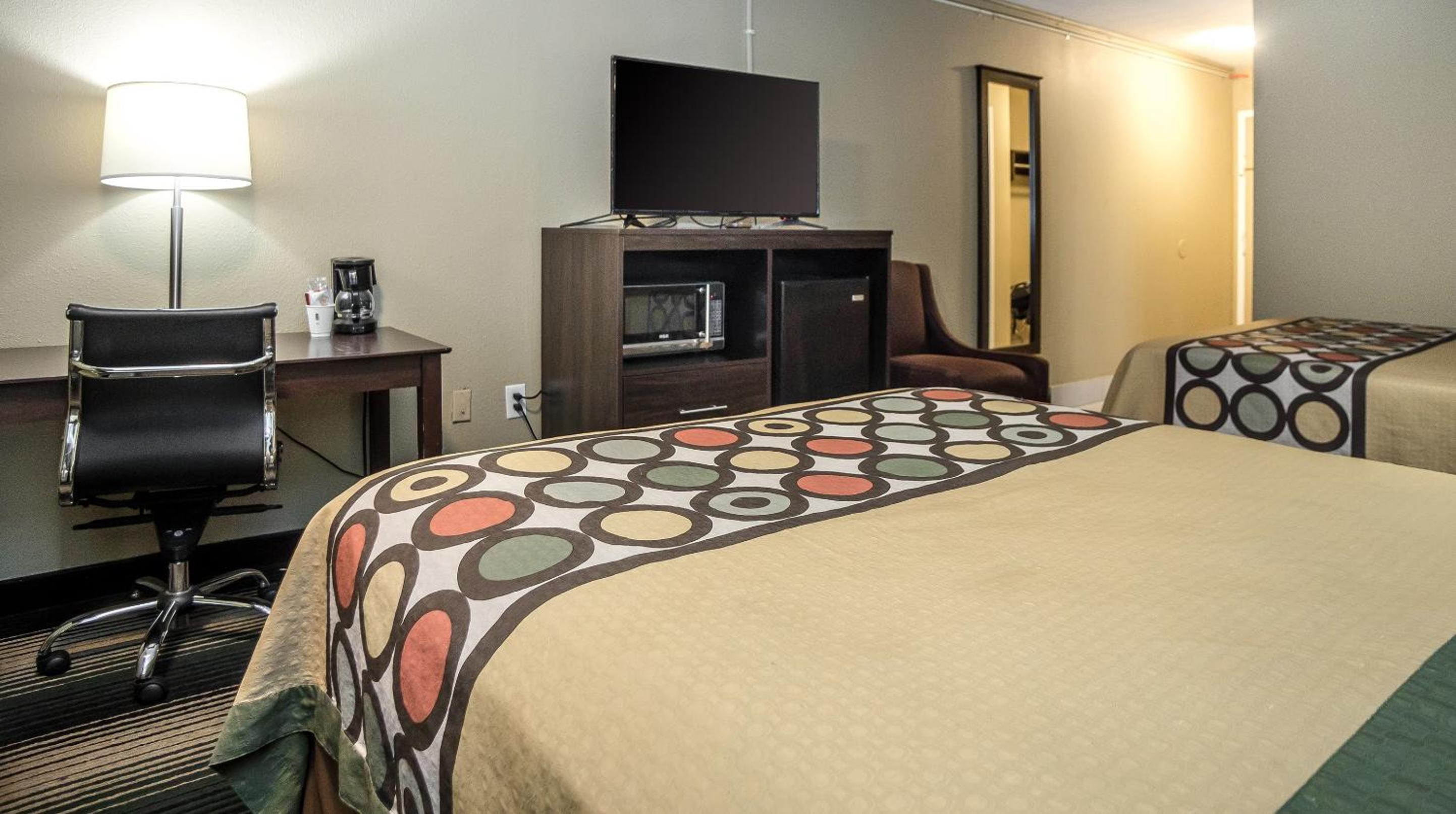 Queen Room with Two Queen Beds - Non-Smoking - Photo 8