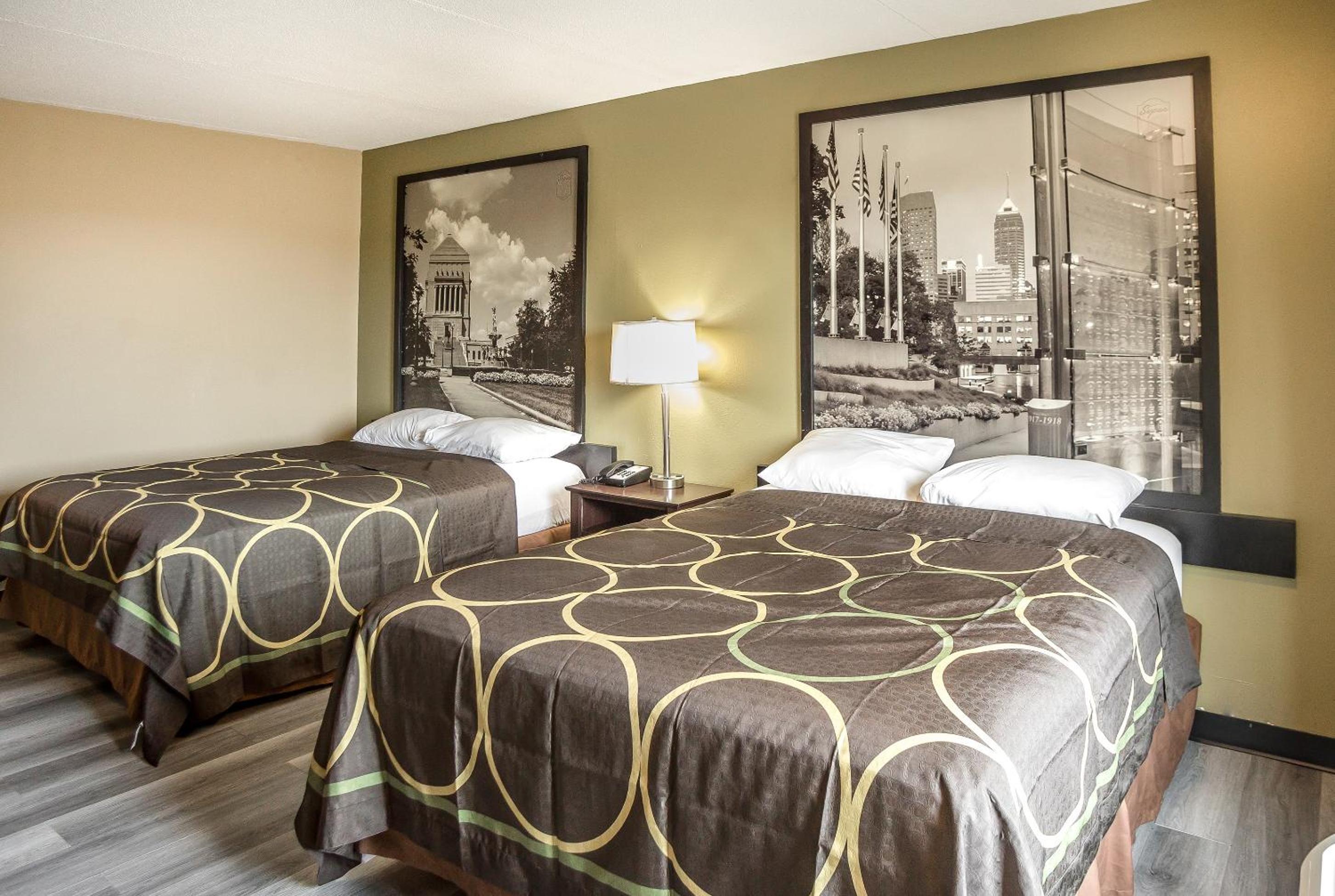 Queen Room with Two Queen Beds - Non-Smoking - Photo 2
