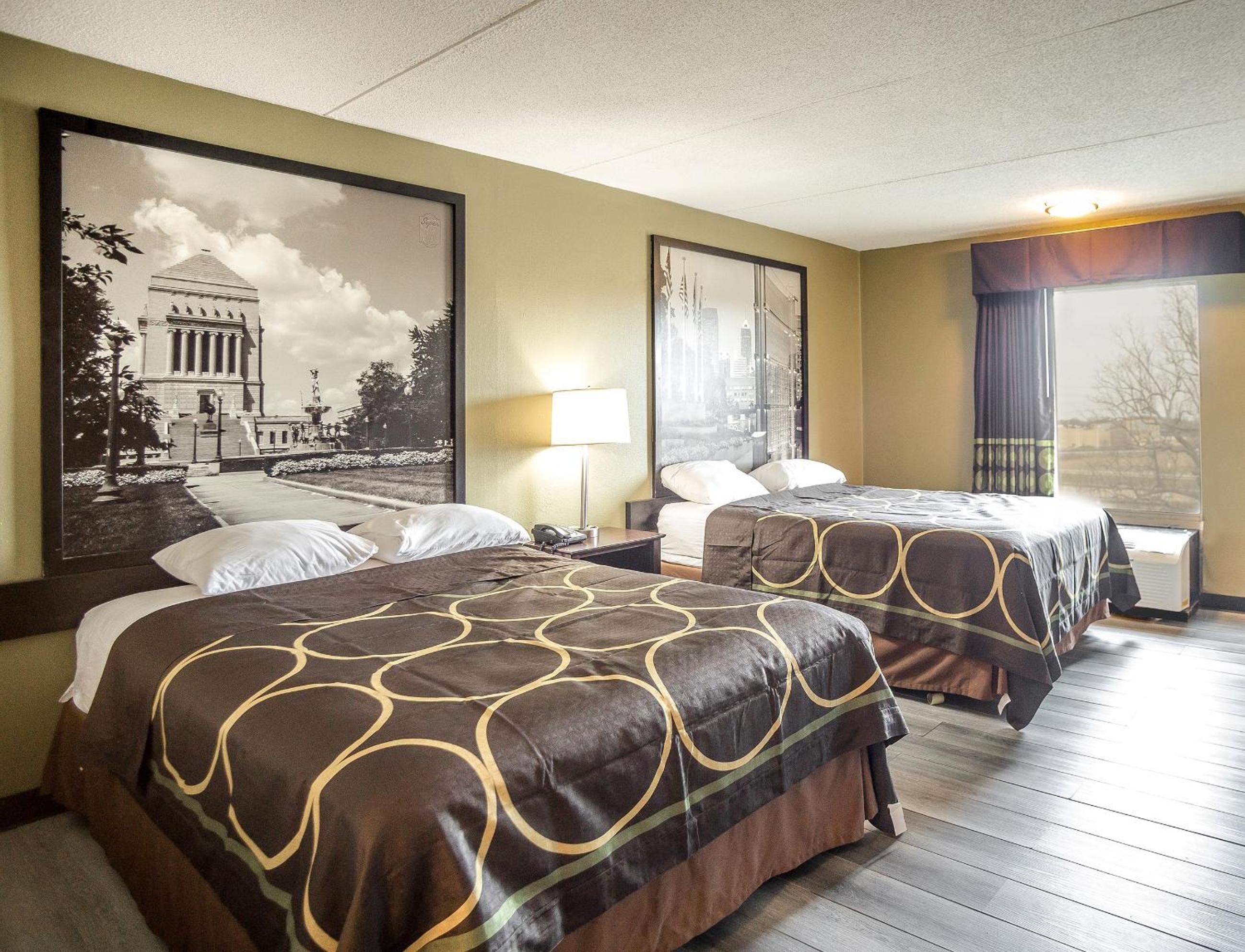 Queen Room with Two Queen Beds - Non-Smoking - Photo 6