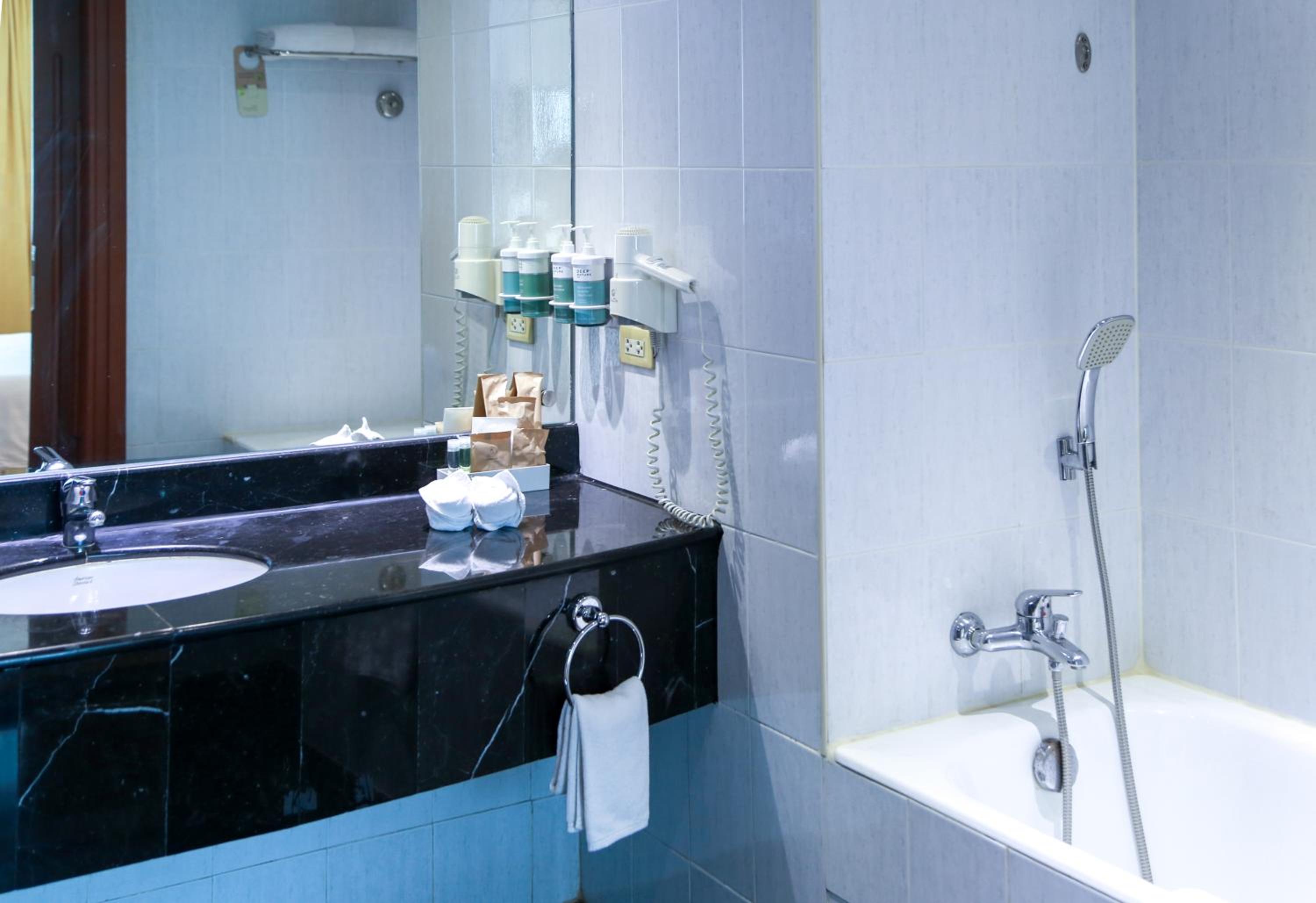 Standard Twin Room - City Side/Non-Smoking - Photo 2