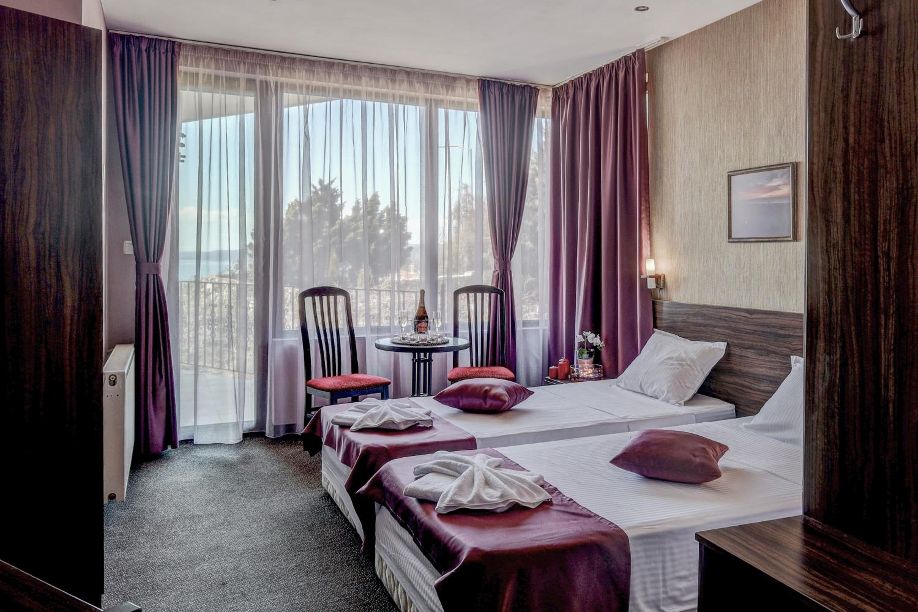 Double or Twin Room with Side Sea View - Photo 5