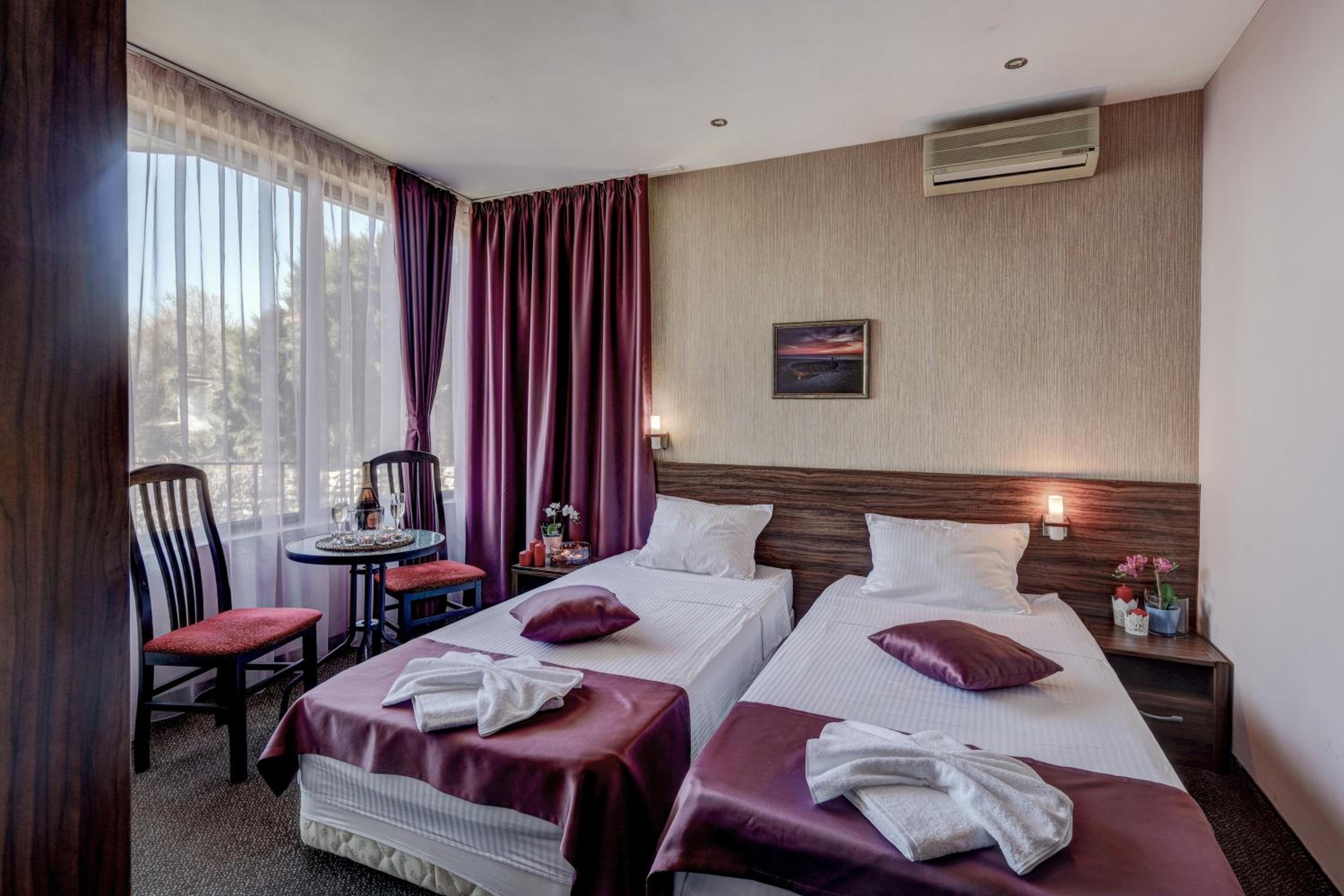 Double or Twin Room with Side Sea View - Photo 3
