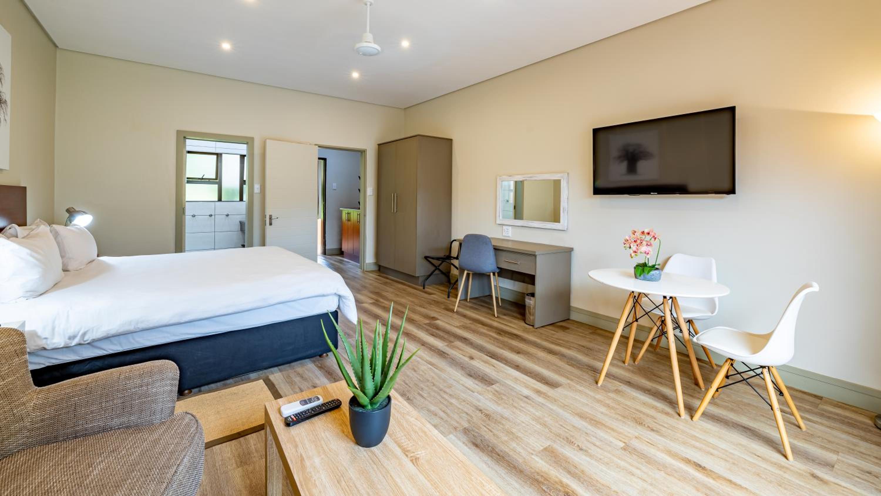 Suite with Garden View - Photo 9