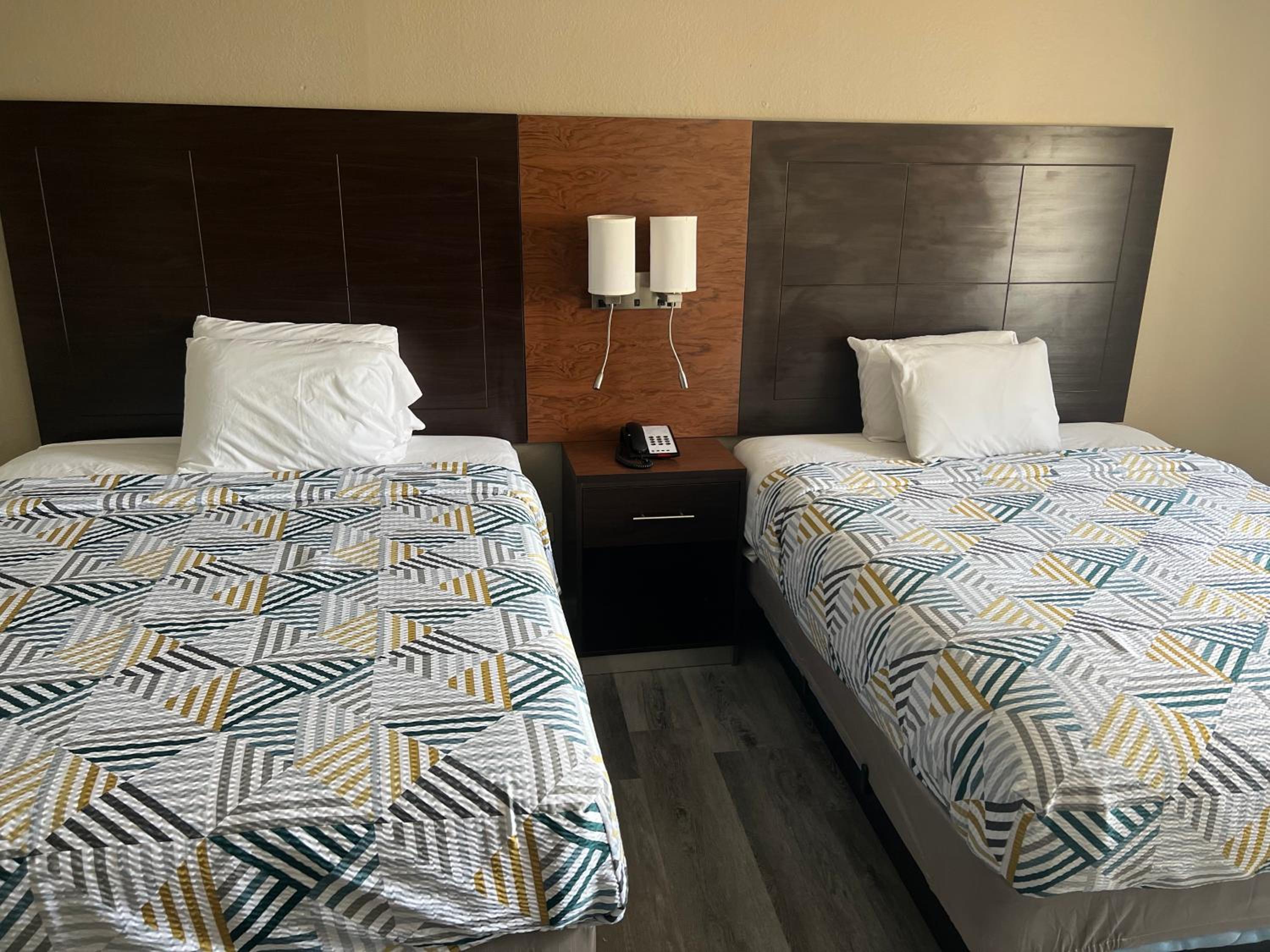2 Queen Beds | Non-Smoking, Micfridge - Photo 6